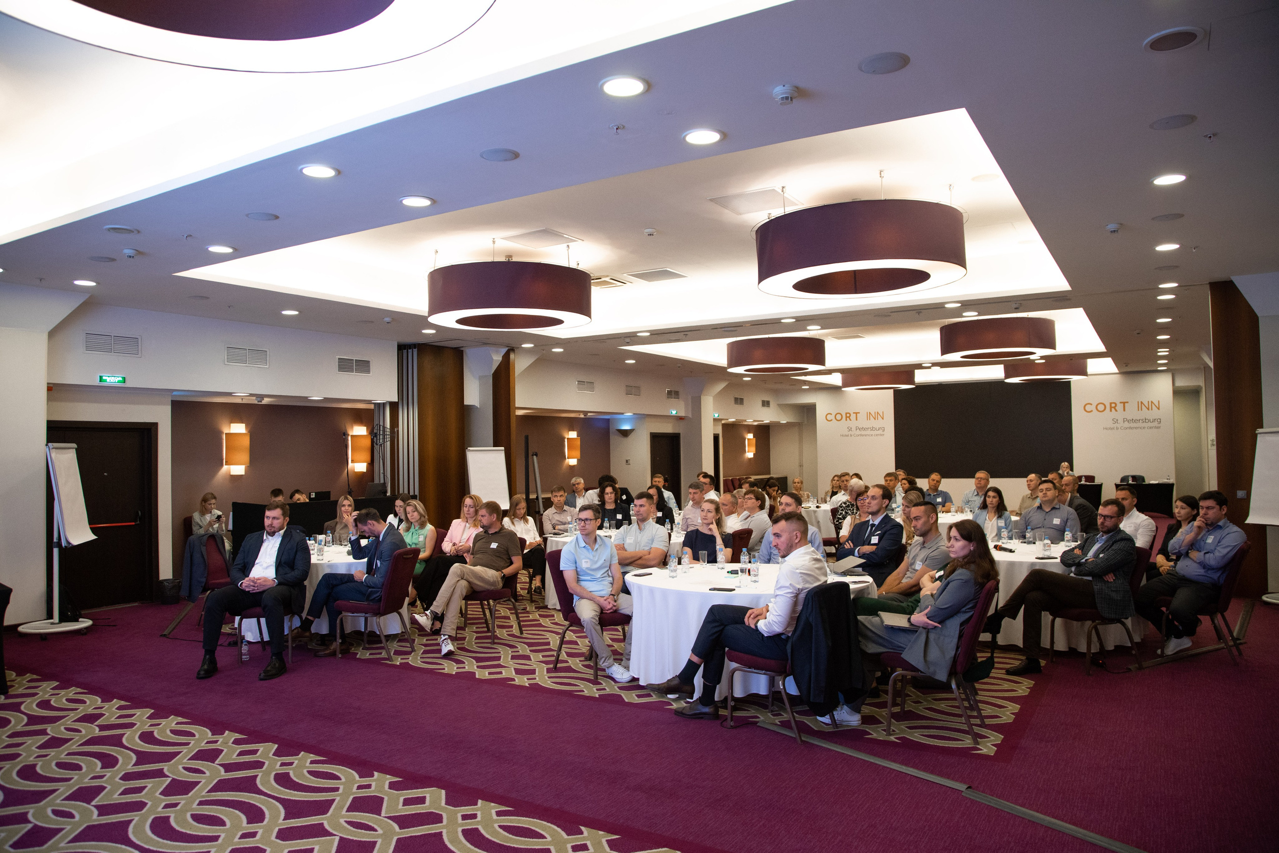 НЛМК — конференция в Петербурге. Двойняшки-фотографы Анна и Анастасия в Санкт-Петербурге