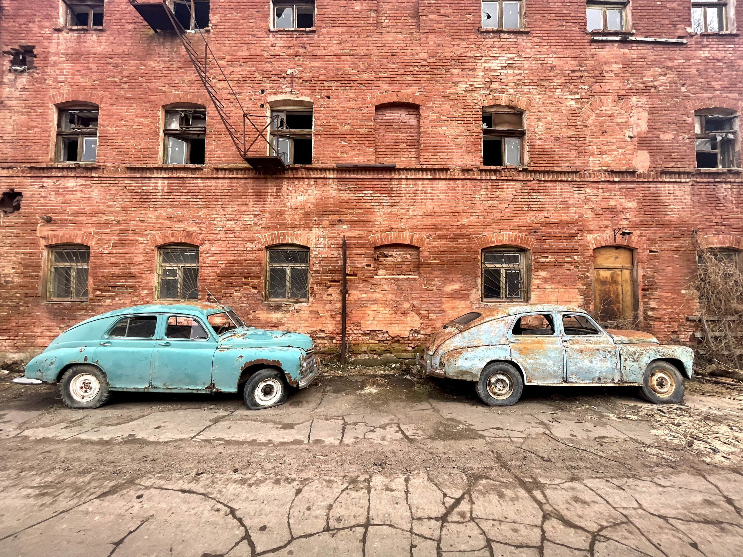 20 096 Здание из красного кирпича. ВИЗУАЛЬНЫЕ И ЗВУКОВЫЕ РЕШЕНИЯ ДЛЯ БИЗНЕСА И СЪЁМОК ТЕЛЕТЕЛА