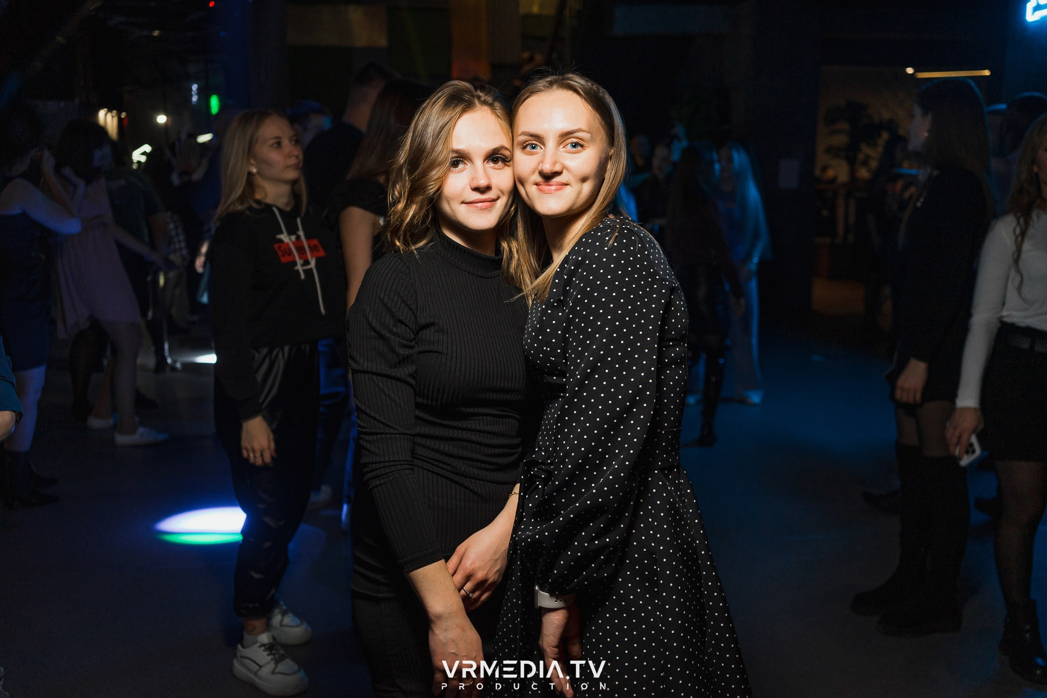 Бумажный дом в баре «Друзья»