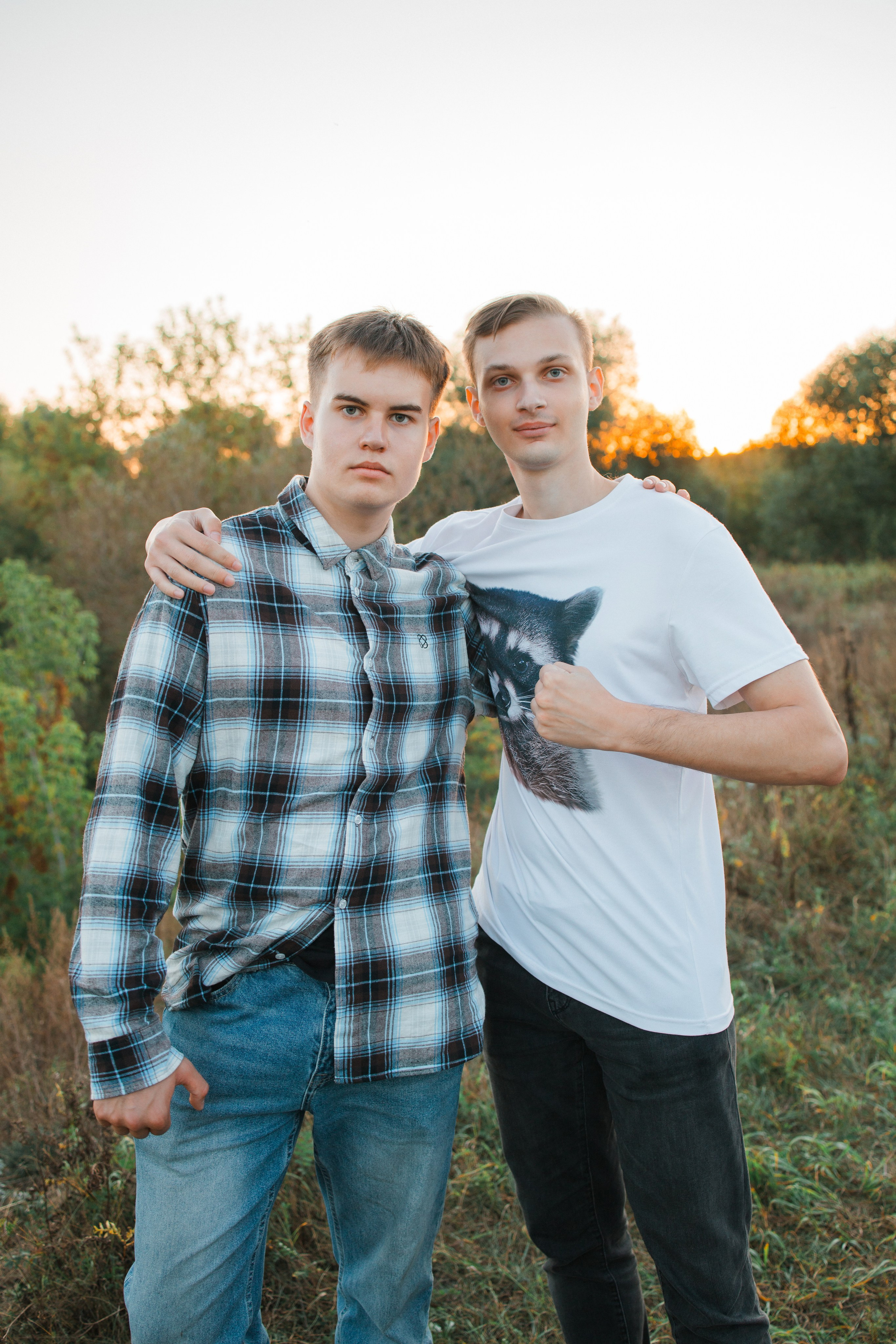 Прогулочная фотосессия на выпускной альбом с 11 классом в Серпухове. Выпускные альбомы в Серпухове