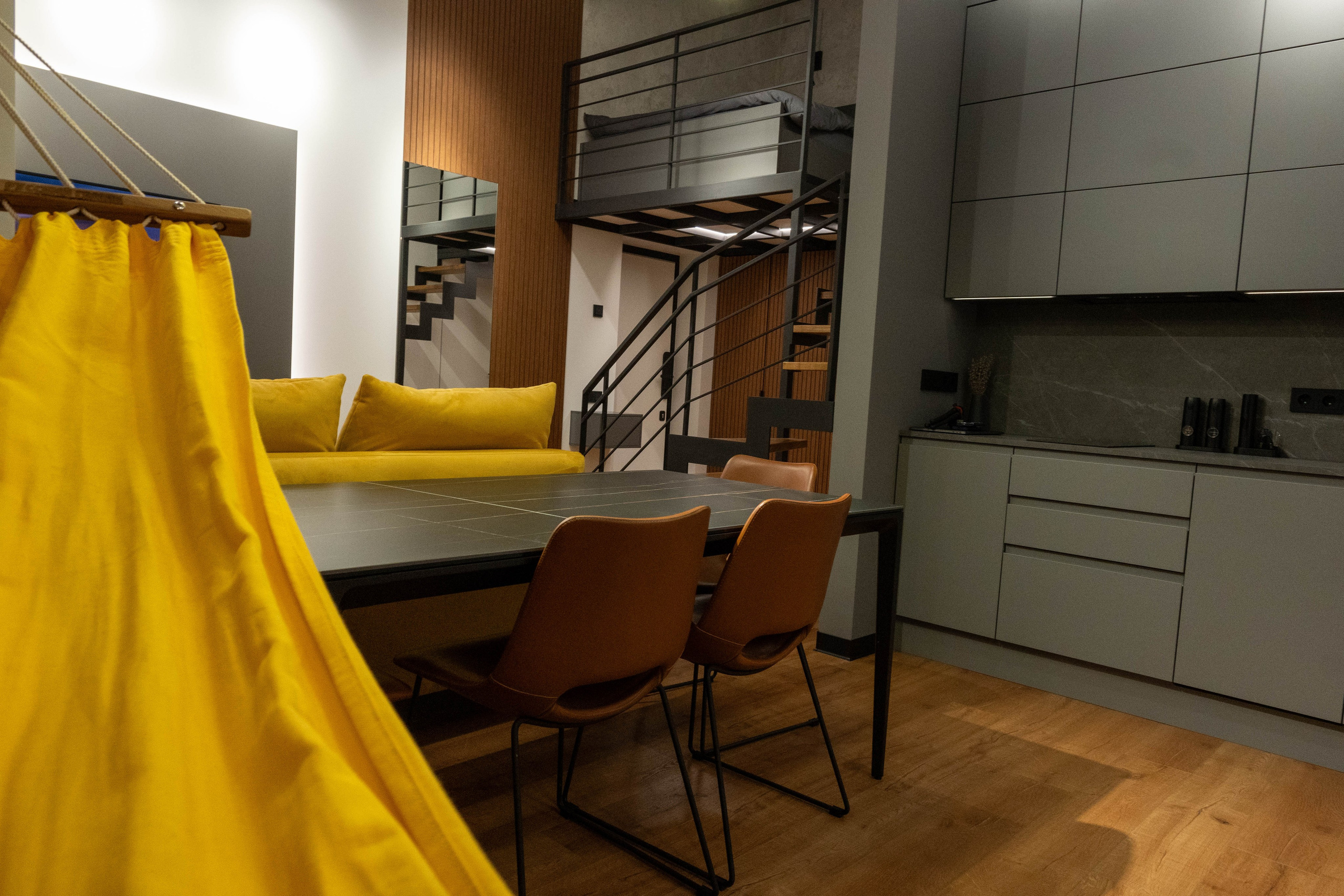 The apartment is on two levels. Fotograf Dmitrii Donets