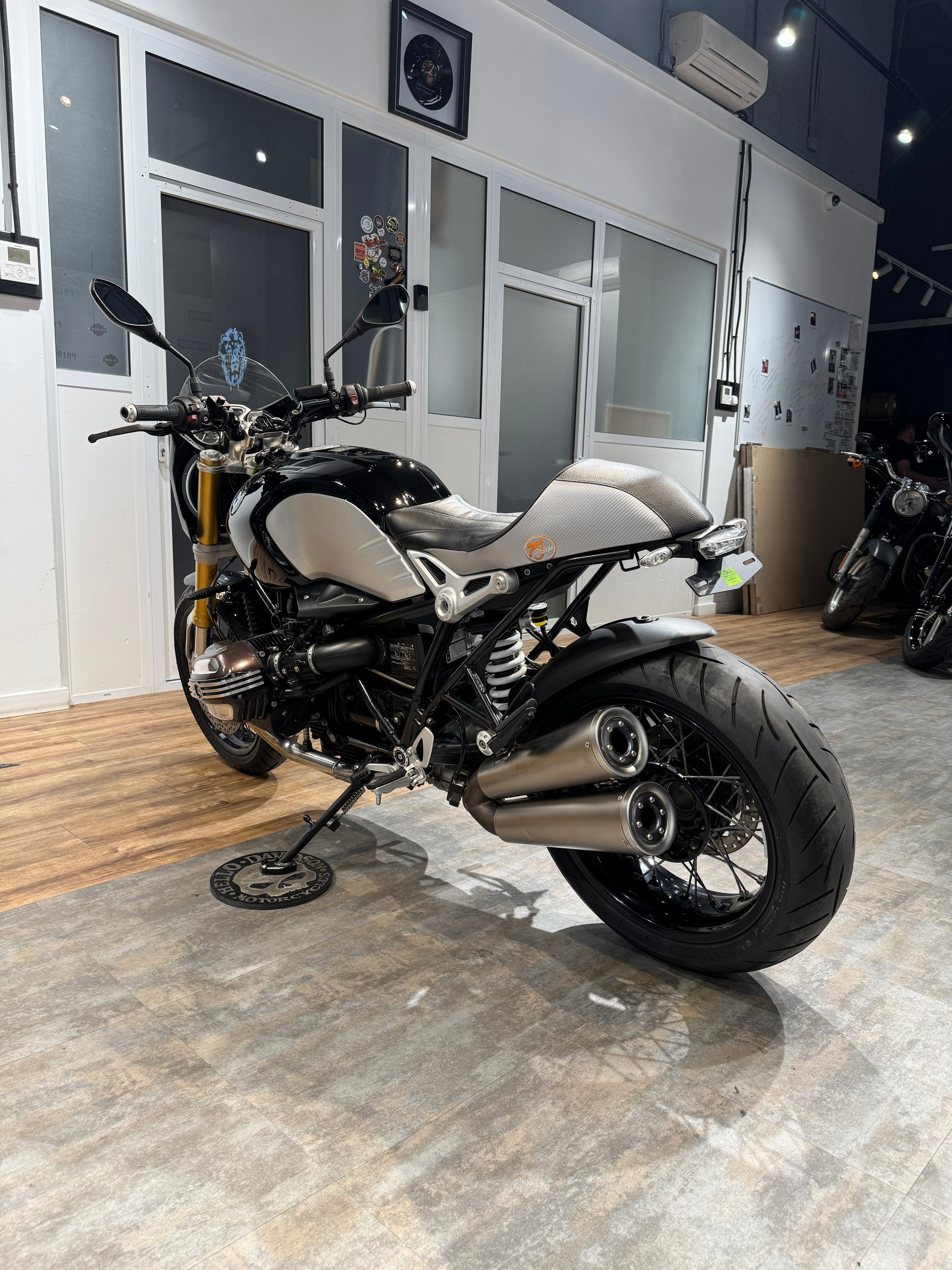 BMW R Nine T (Corbin Cafe Racer). Hello Davidson, Москва. Только хорошие мотоциклы…