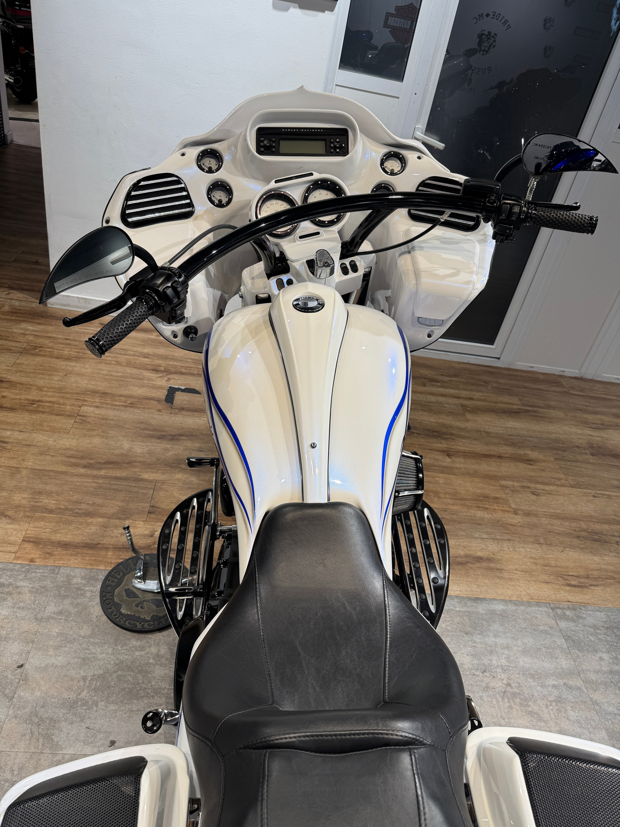 Мотоциклы Harley-Davidson Road Glide 103 White Power (Touring)  — купить мотоцикл. Hello Davidson, Москва. Только хорошие мотоциклы…