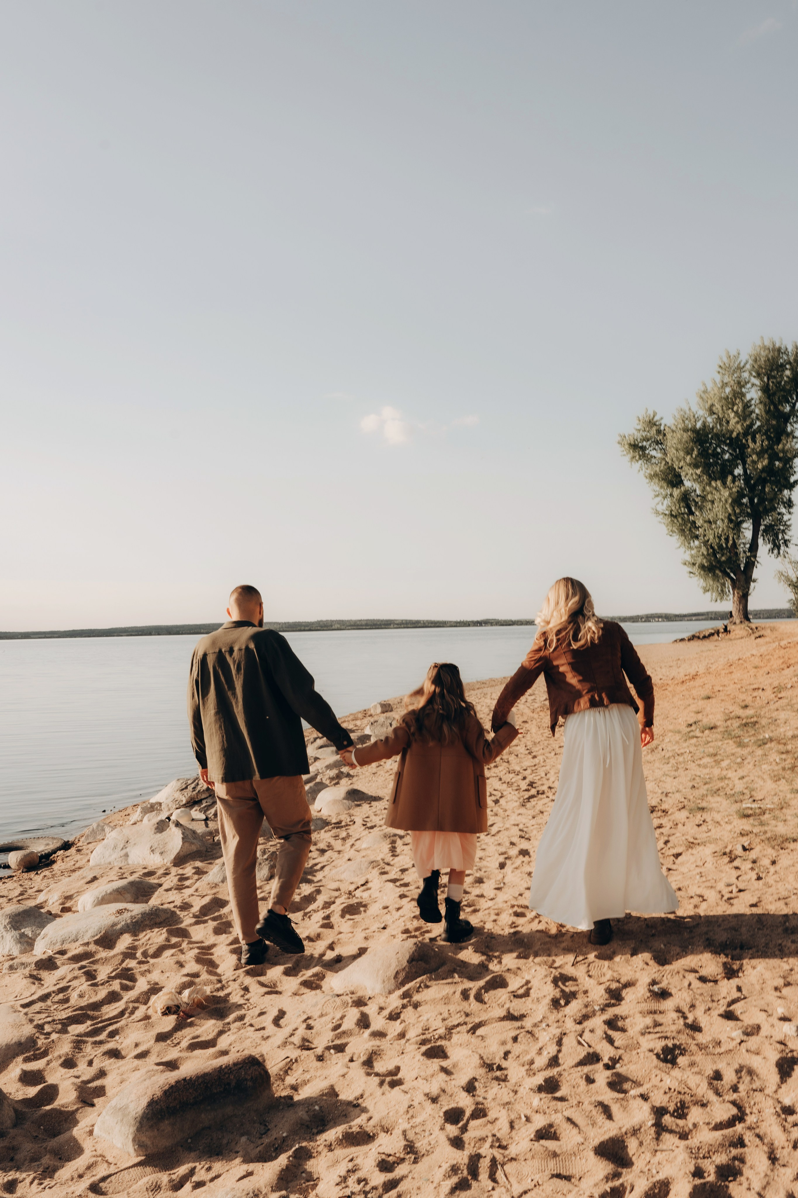 Весеннее тепло семьи на берегу Минского моря. Ваш семейный фотограф в Минске — Вика Трегубова
