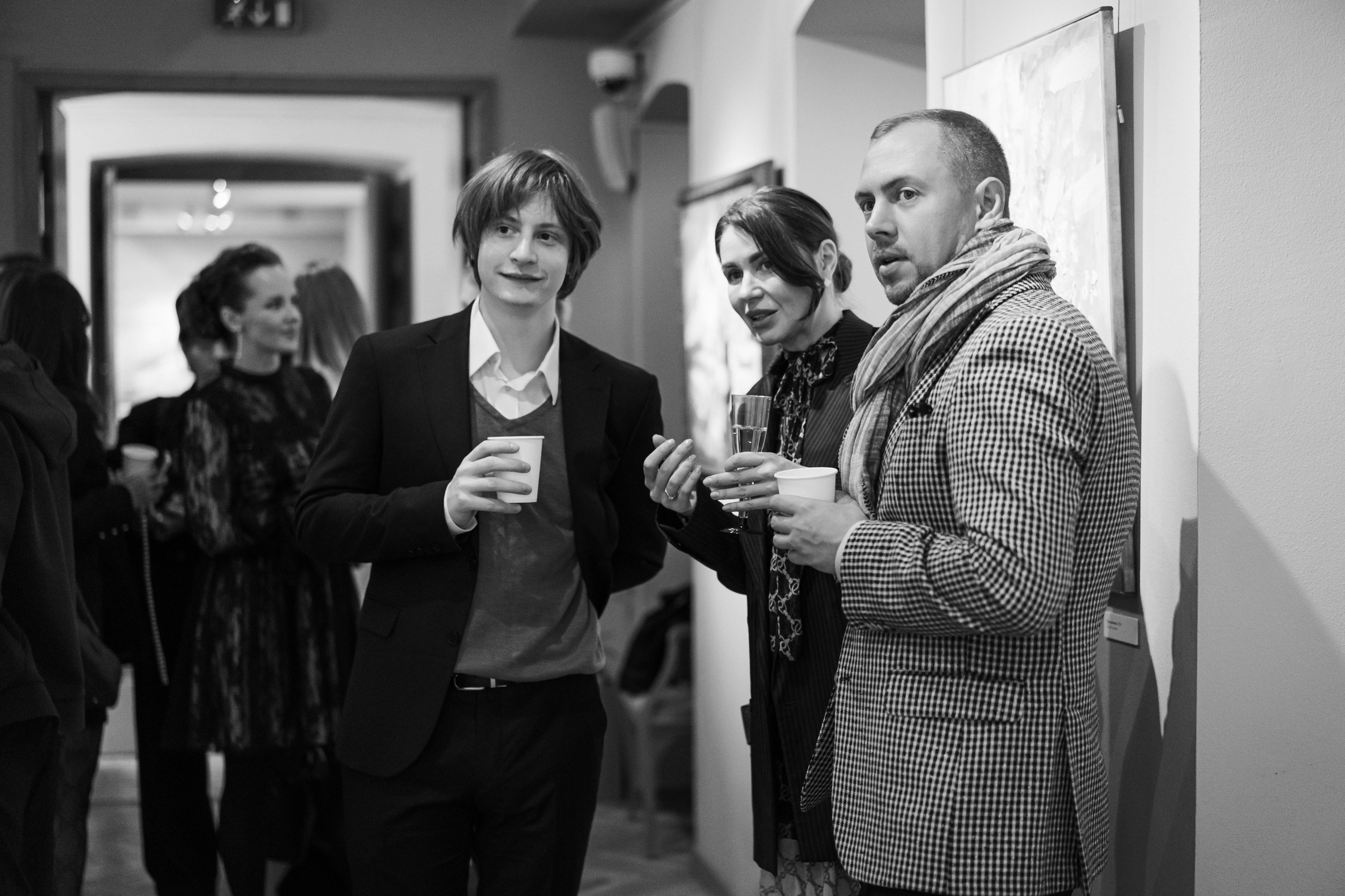 Съёмка открытия вытсавки художника Ильи Даньшина. Лиза Фирстова — самый добрый фотограф