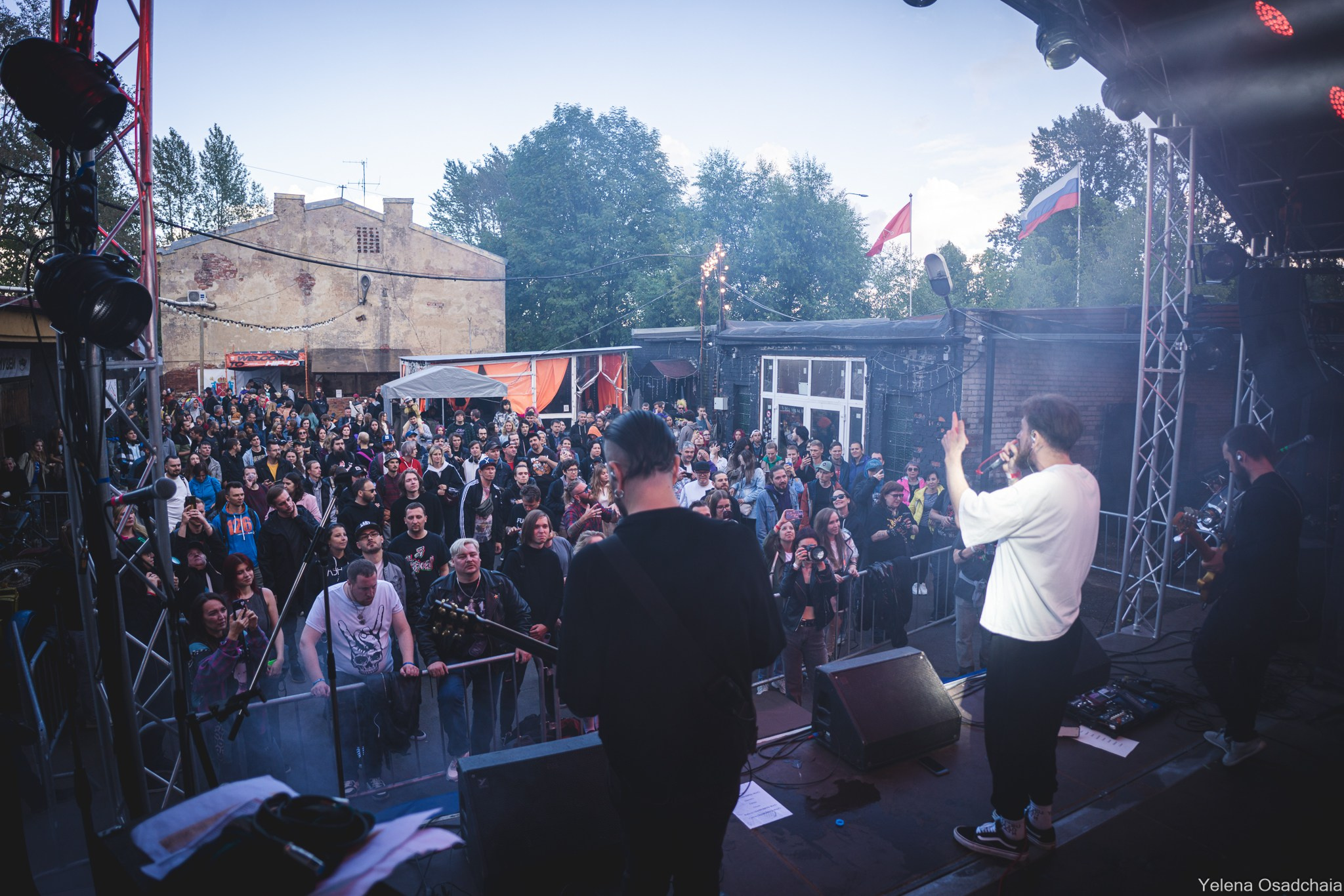 Живой 2025 — День 1. Елена Осадчая — фотографирую музыку на сцене и в жизни