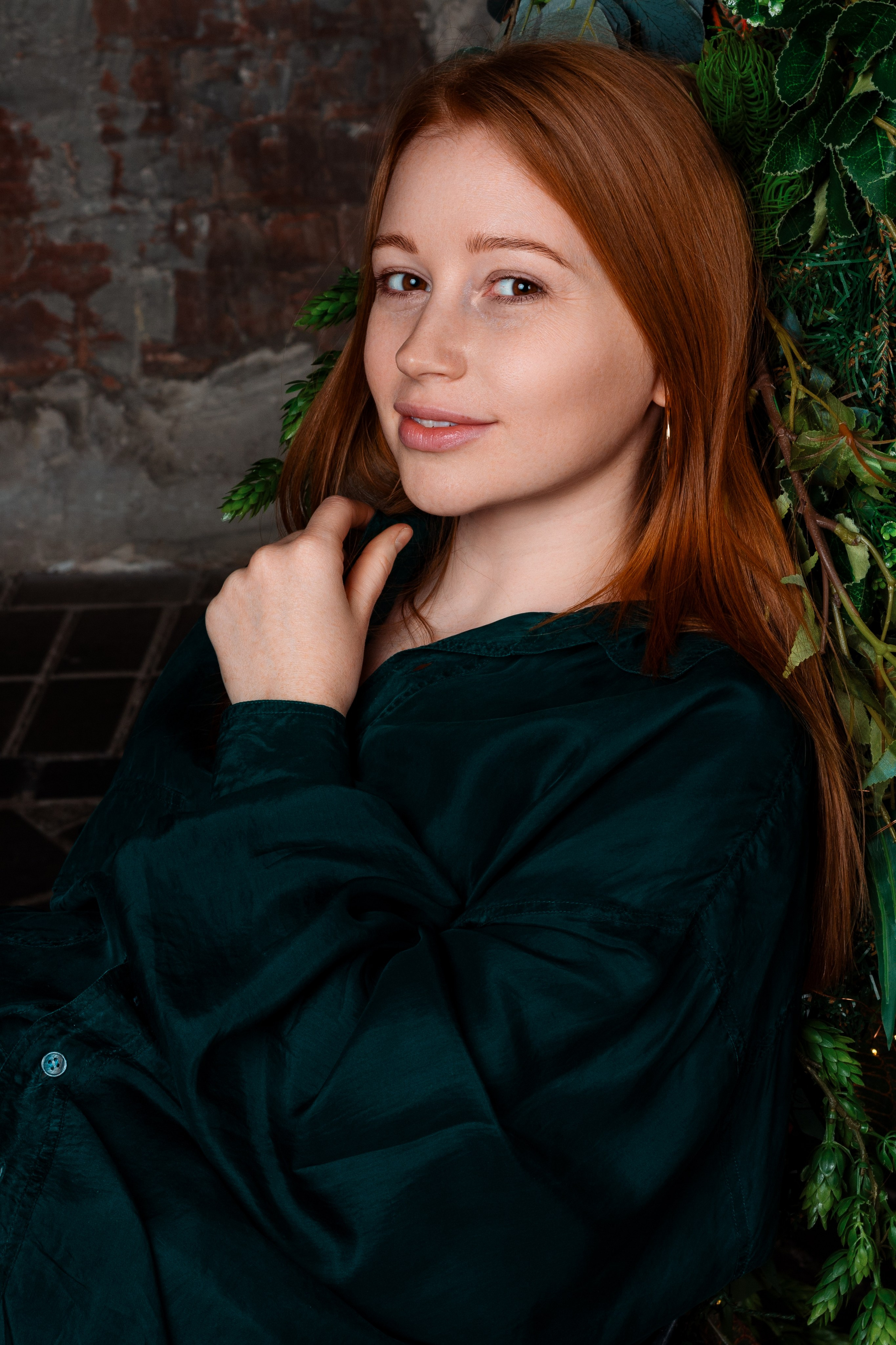 рыжеволосая девушка в листве