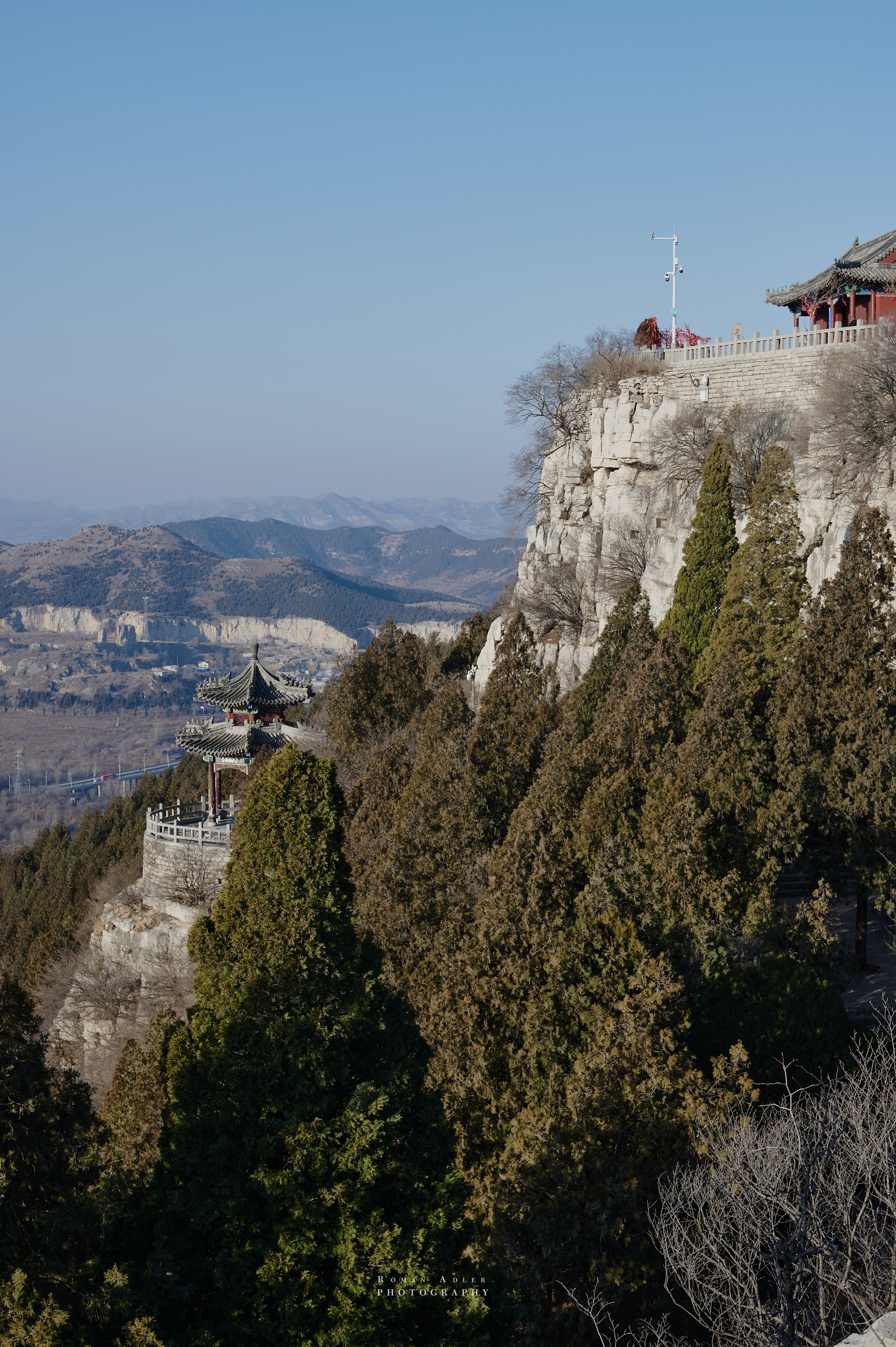 Рассвет на храмовой горе Юнмень. Цинчжоу. Фотограф Роман Адлер