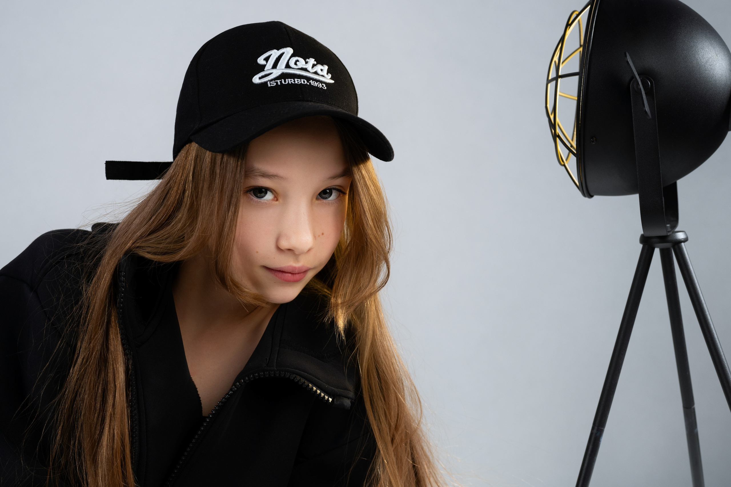 Подростковая съёмка с цветком, лампой