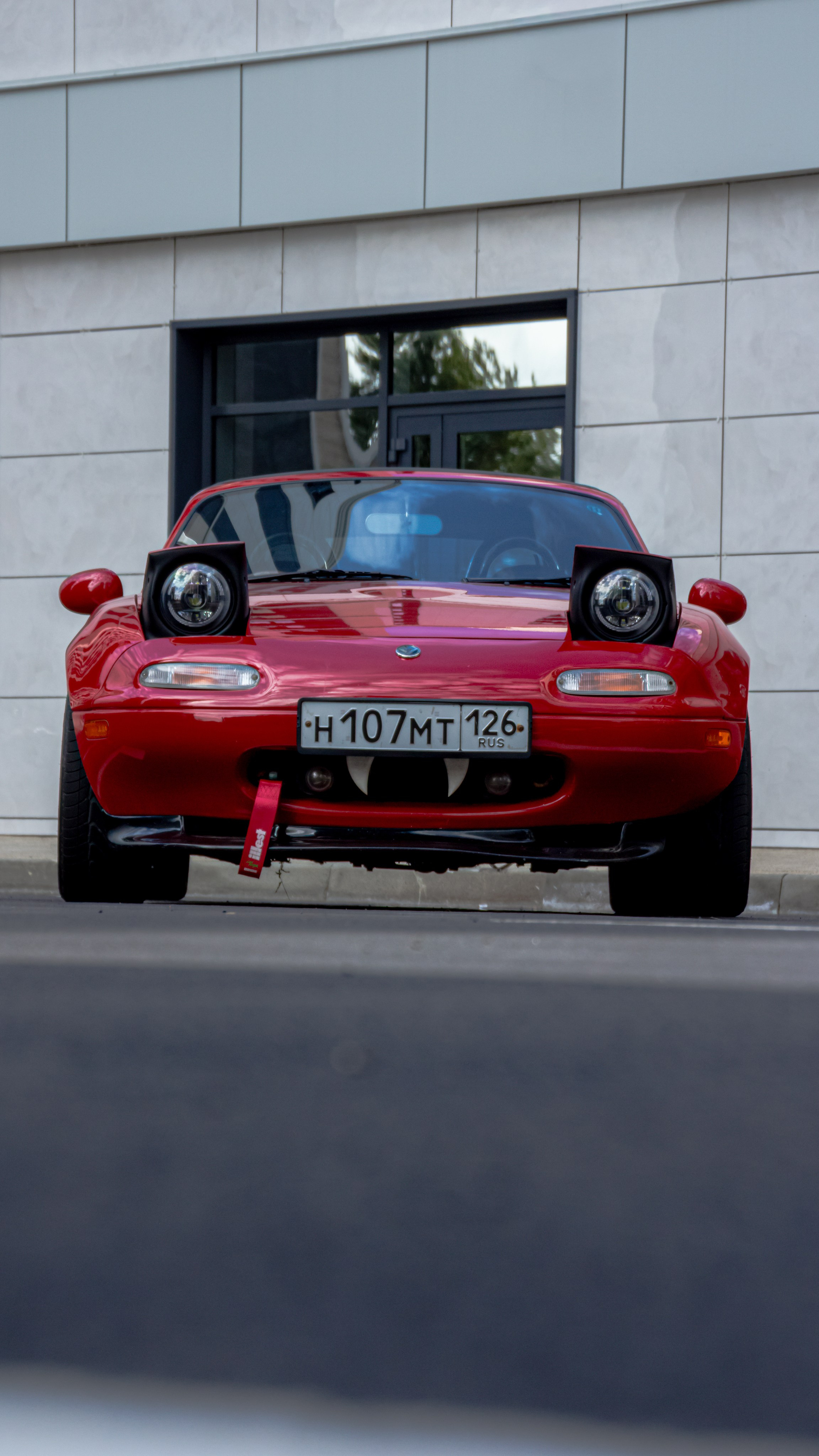 Фото Mazda MX-5 Miata (Eunos Roadster) NA: красный родстер