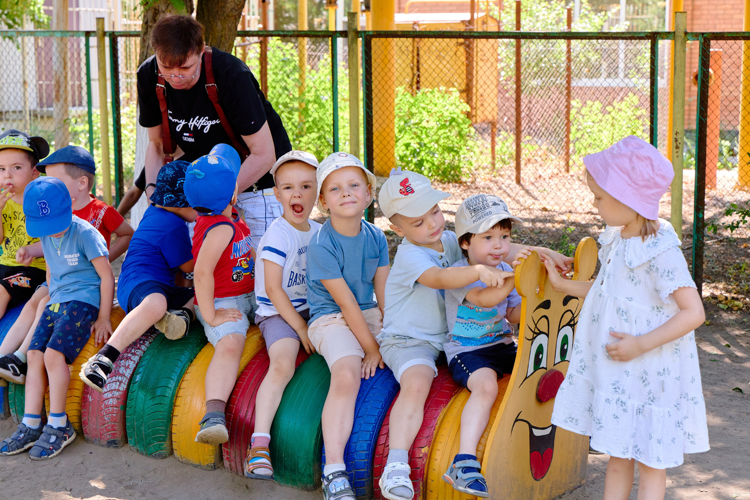 Пример летней съёмки в детском саду № 92 младшая группа Ромашки. Фотограф Выпускные альбомы Таганрог Сергей Коробченко