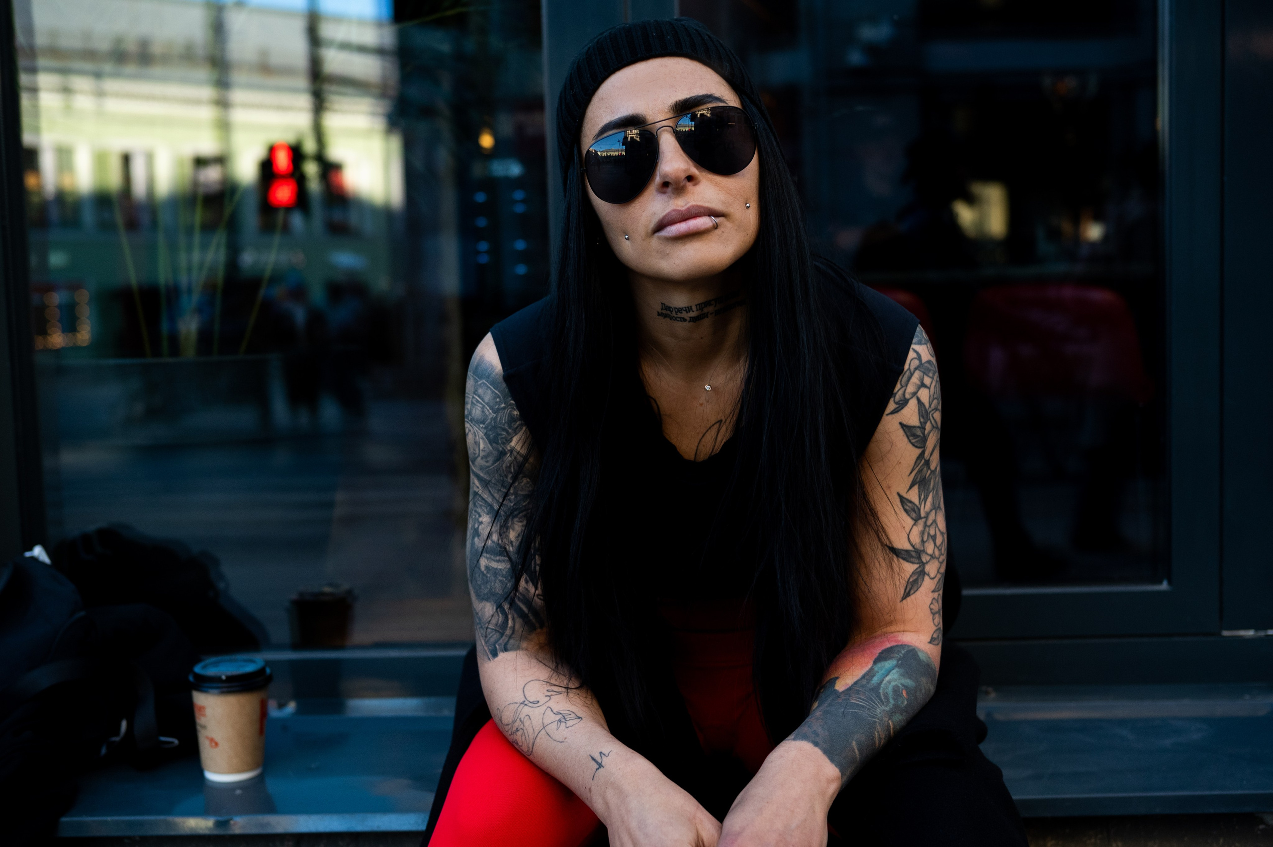 Девушка с татуировками на улицах Питера