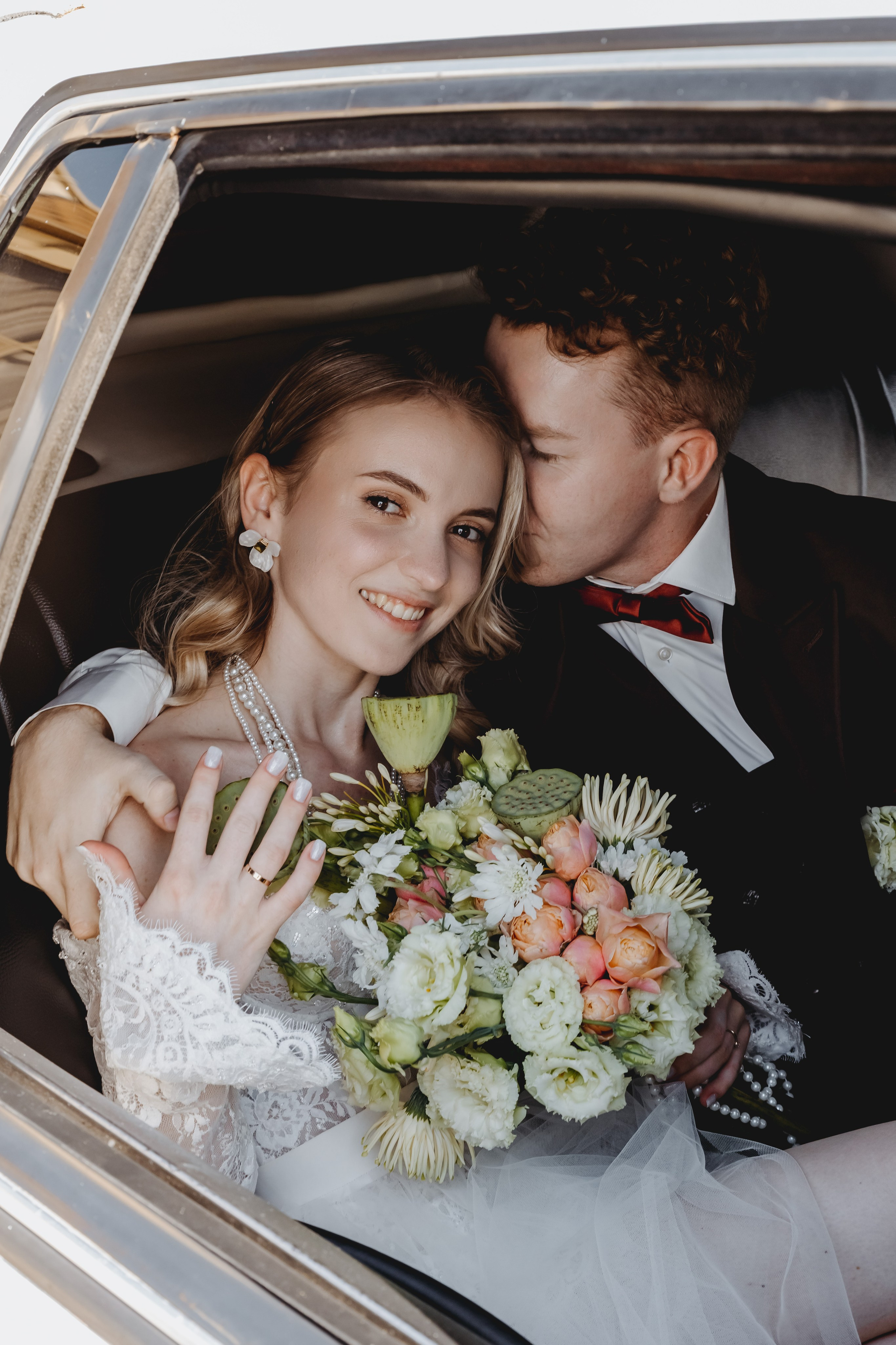 Счастливые лица молодоженов на фоне природы