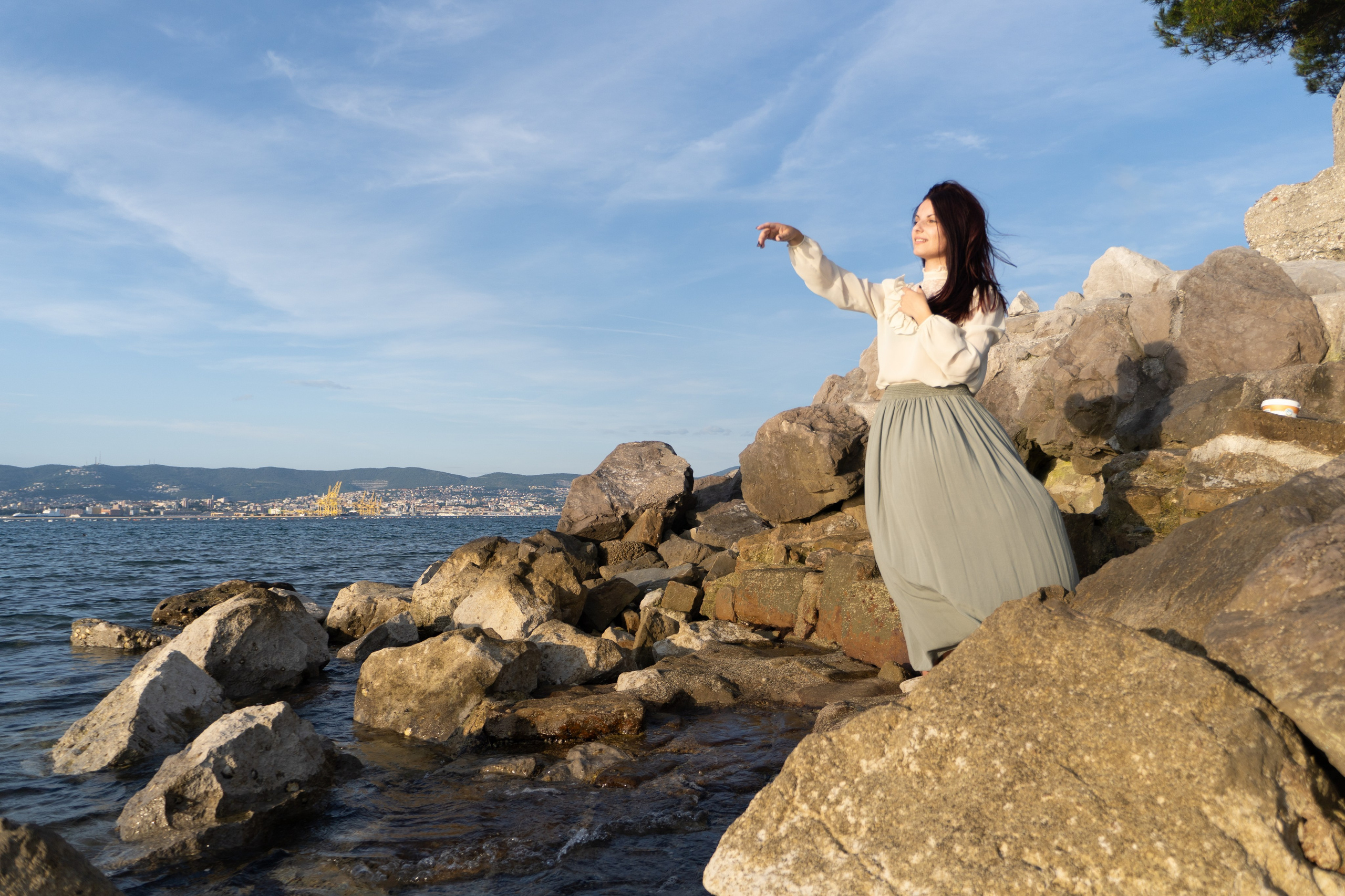 Ritratto di donna al mare, sotto la luce naturale.
