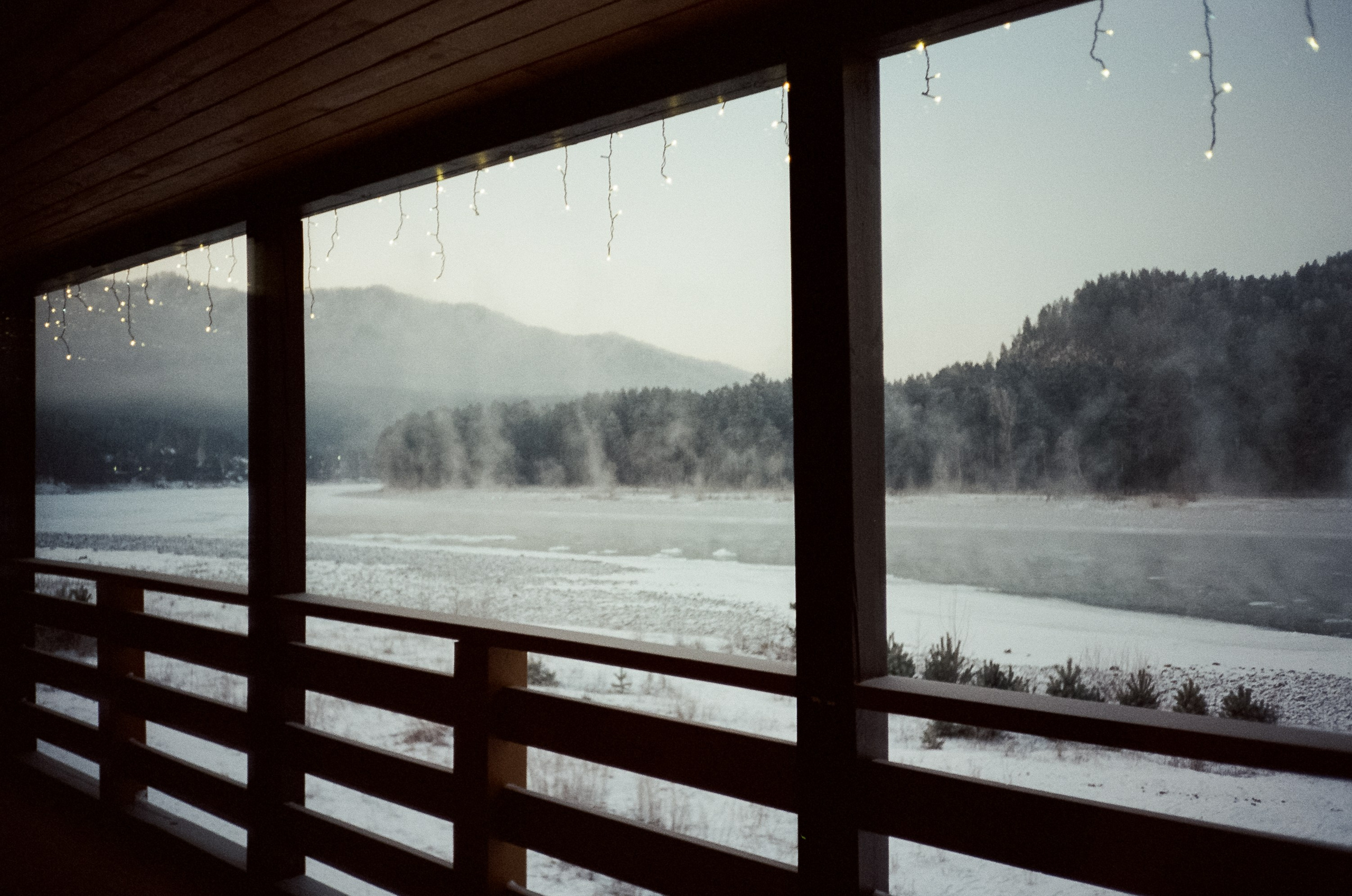 Утро в Манжероке и кафе-автобус Coffee Bus на Чемальском тракте. Фотограф-документалист Мария Осокина