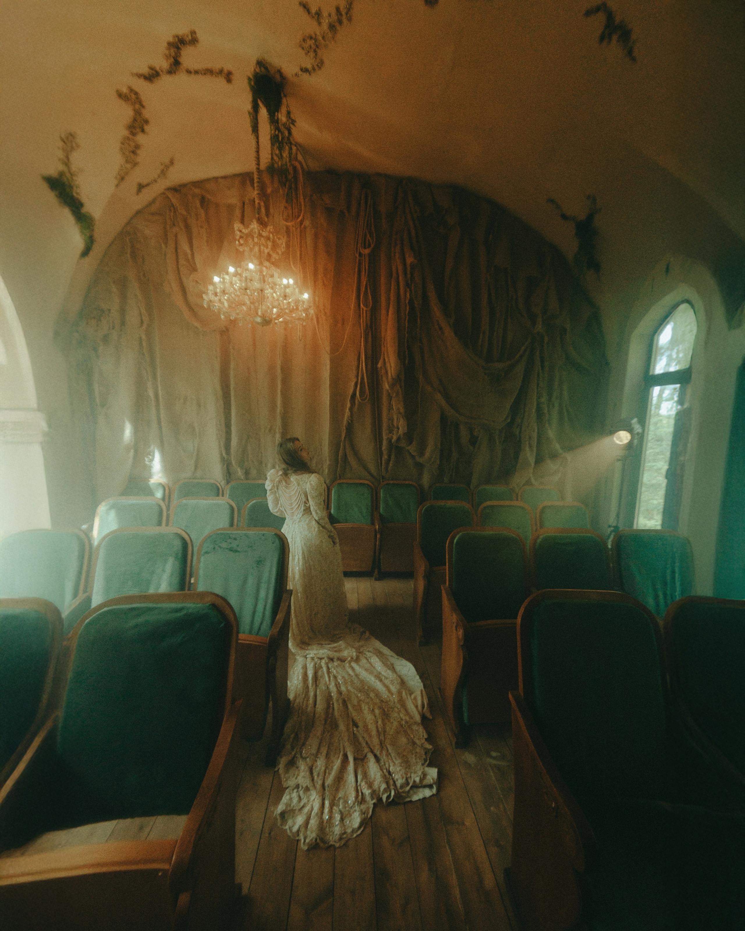 Москва. Заброшкнный театр. Алина. Фотограф Брянск