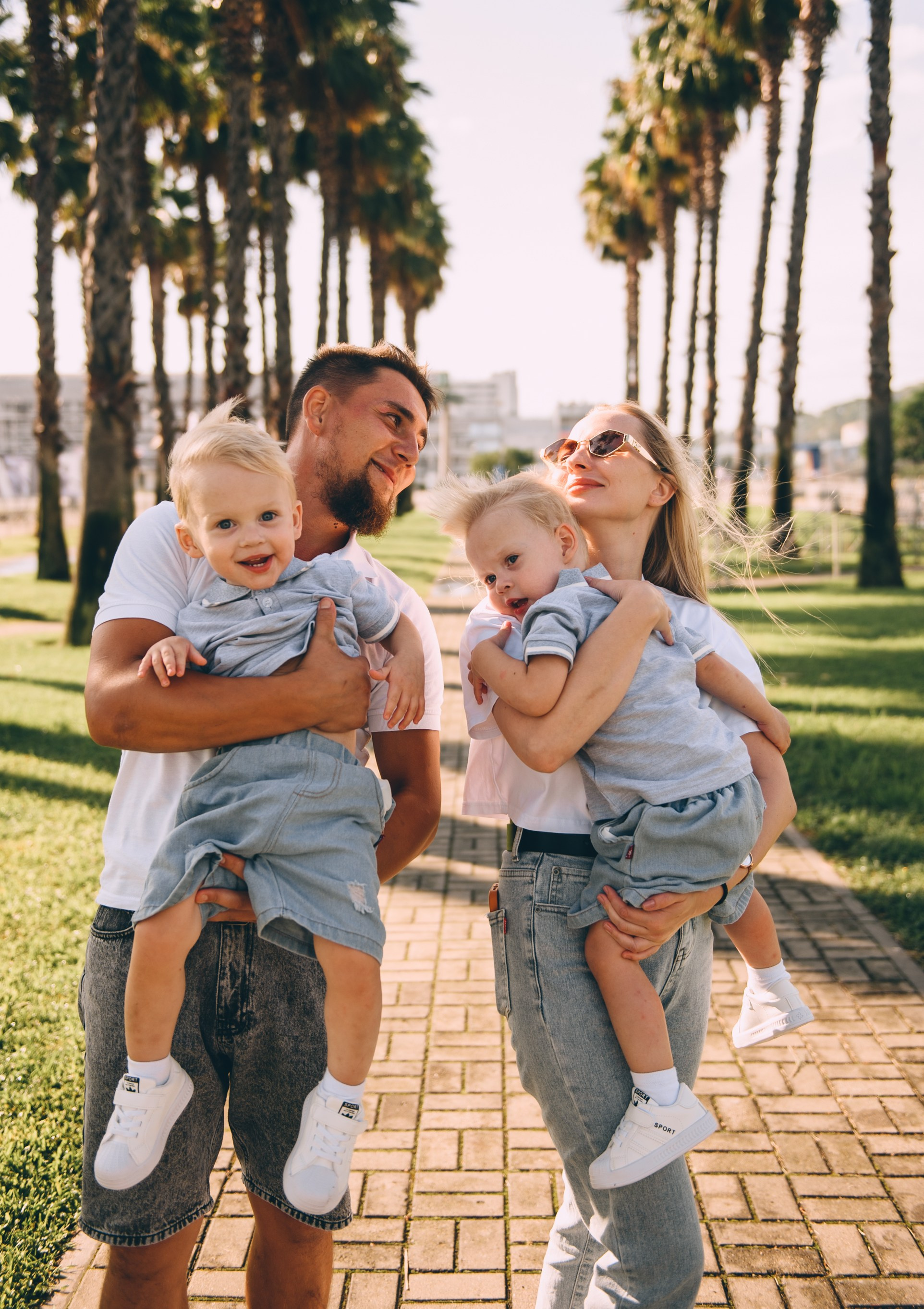 Близнецы-непоседы, пальмовая аллея. Свадебный и семейный фотограф София Невская