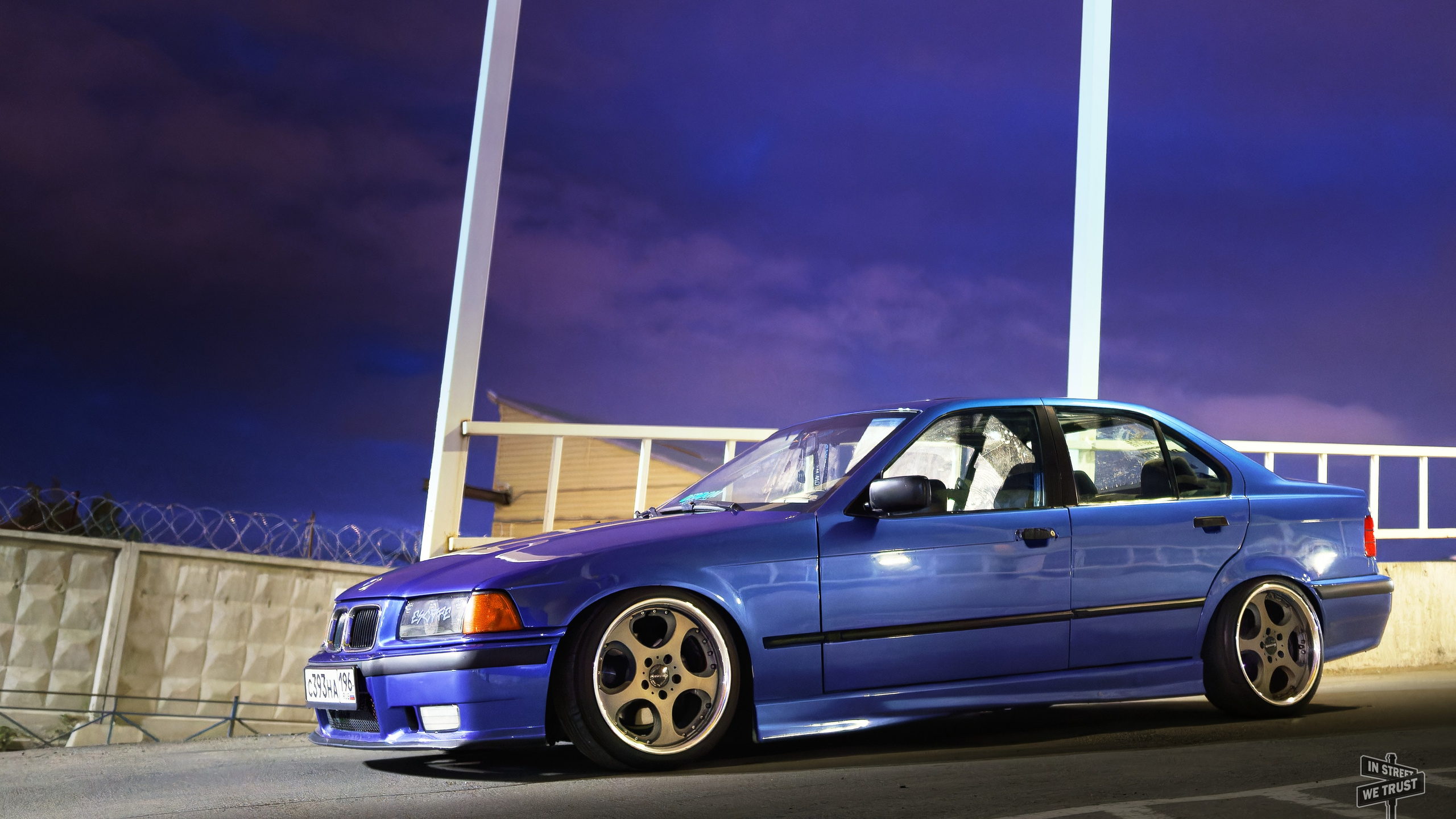 BMW E36 под уличным фонарем. IN STREET WE TRUST
