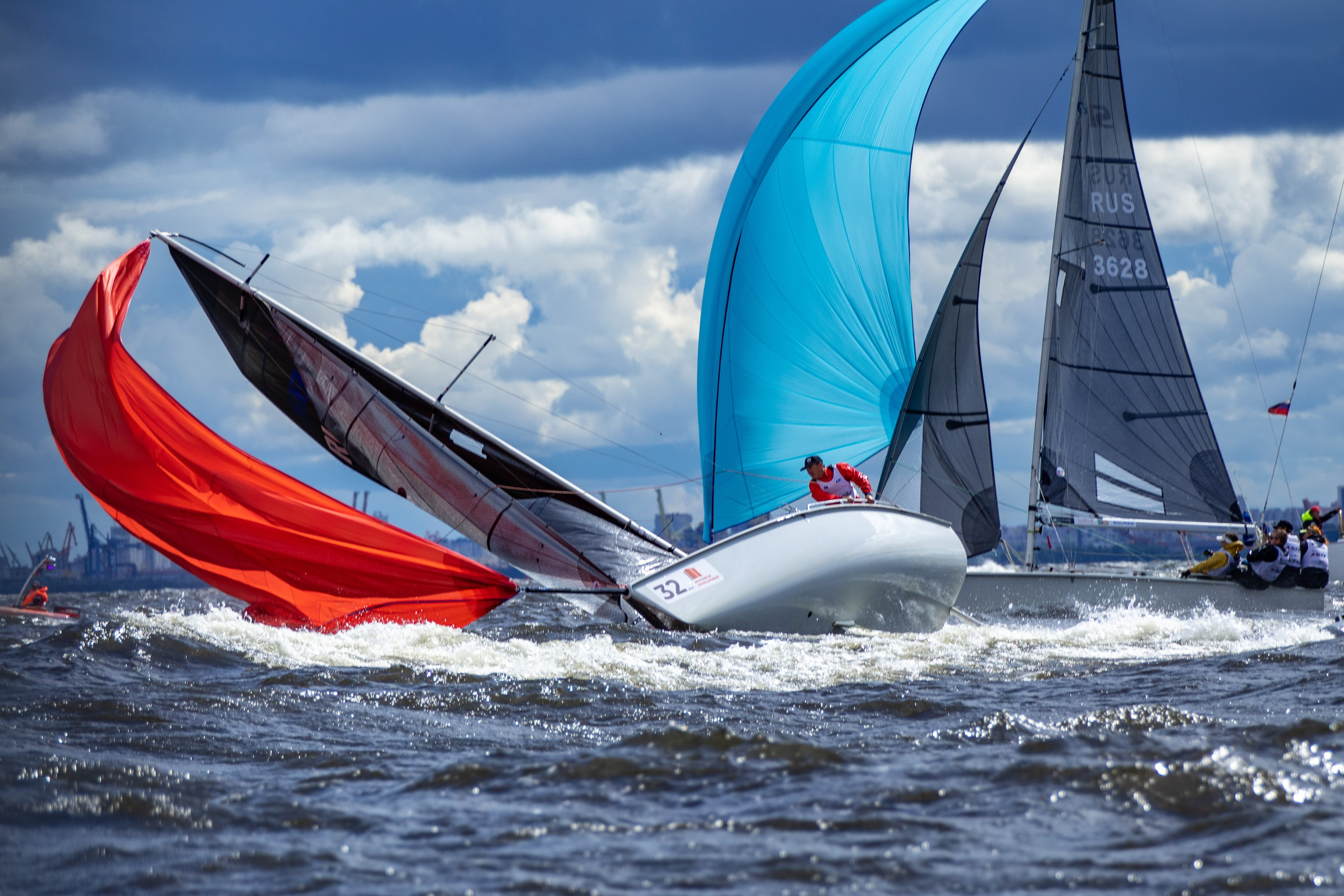 Парусный фотограф заснял яхту в брочинге. Красный и голубой генакер.