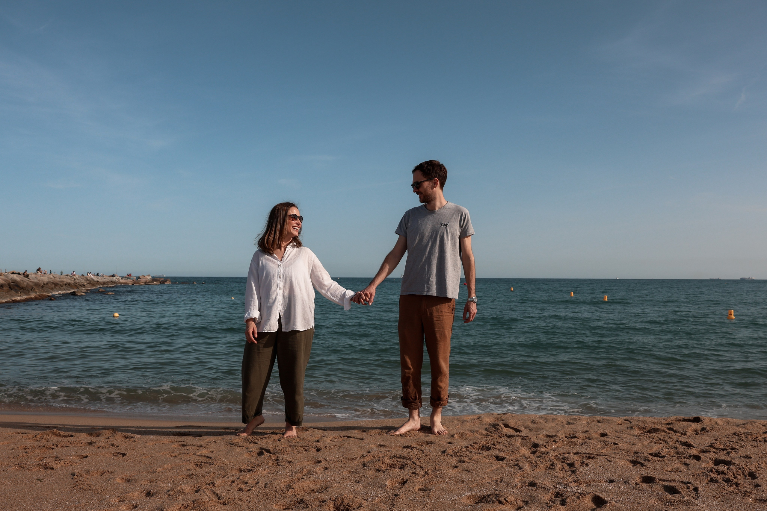 Family pizza at the sea. Natalia Zhuravleva|family, newborn, maternity photographer in Barcelona
