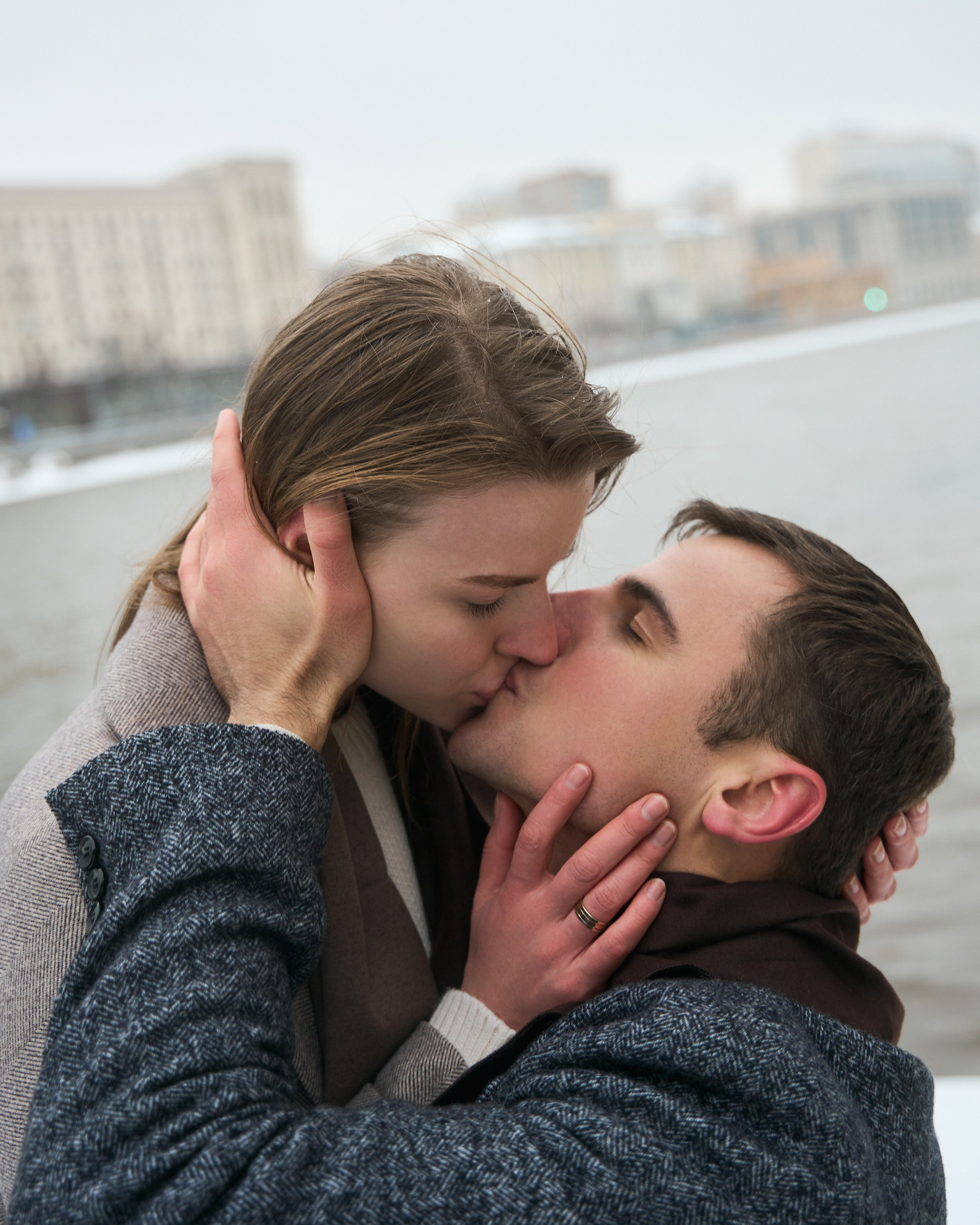 Любовь начинается с поцелуя. Minflo Photographer