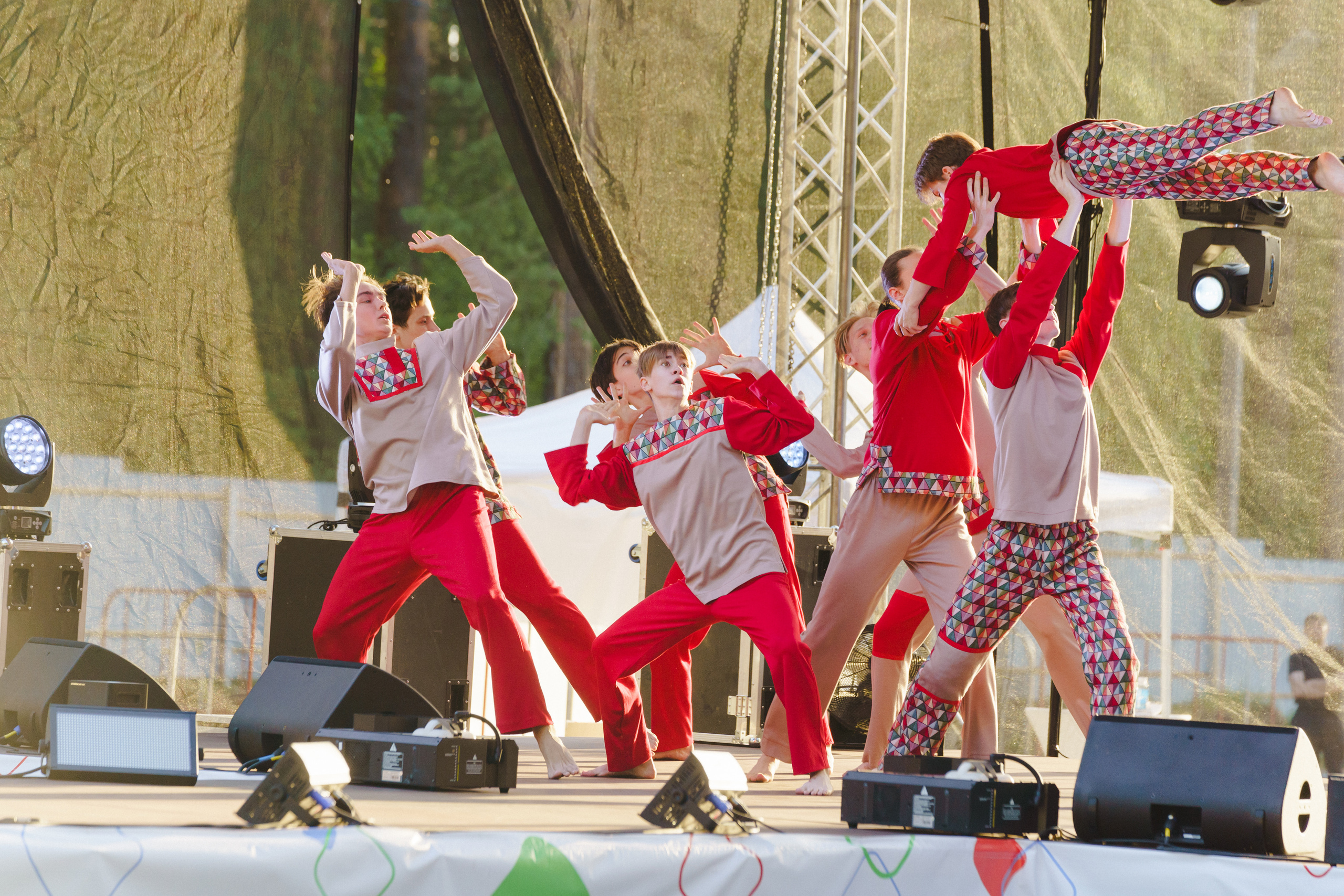 Юбилей БМАУ ДЗОЛ «Зарница». Фотограф в детский сад в Екатеринбурге, выпускные альбомы Юлия Умерова