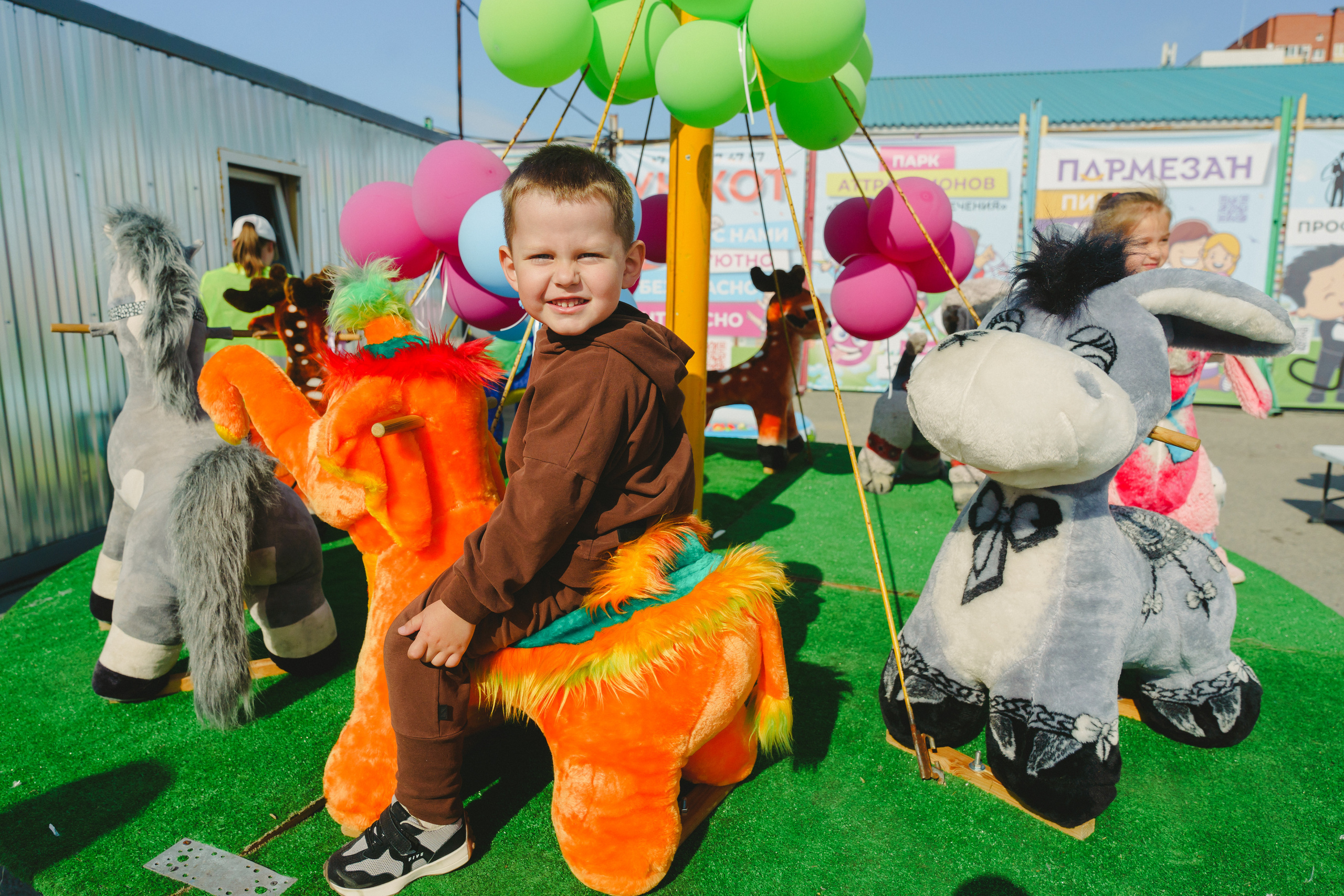Открытие парка аттракционов «Галактика развлечений». Фотограф в детский сад в Екатеринбурге, выпускные альбомы Юлия Умерова