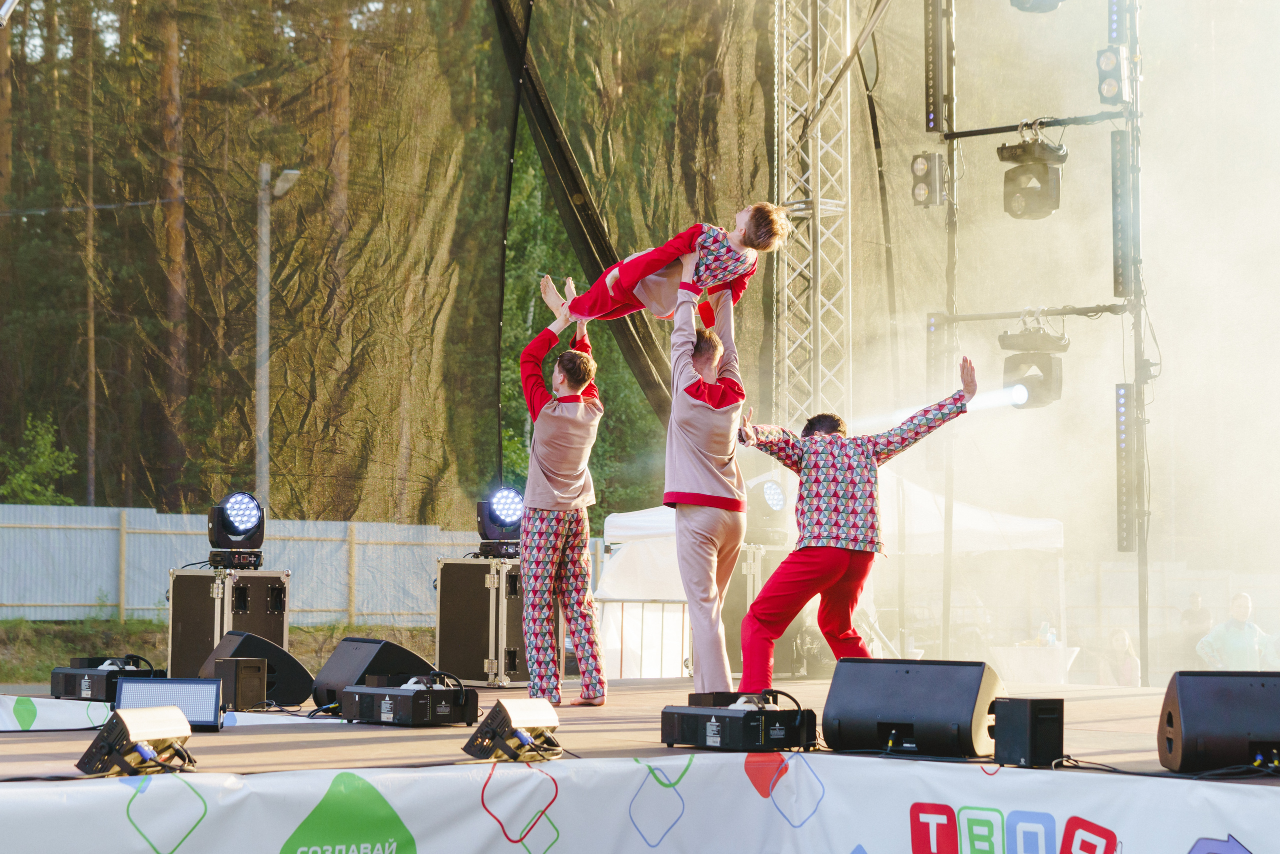 Юбилей БМАУ ДЗОЛ «Зарница». Фотограф в детский сад в Екатеринбурге, выпускные альбомы Юлия Умерова