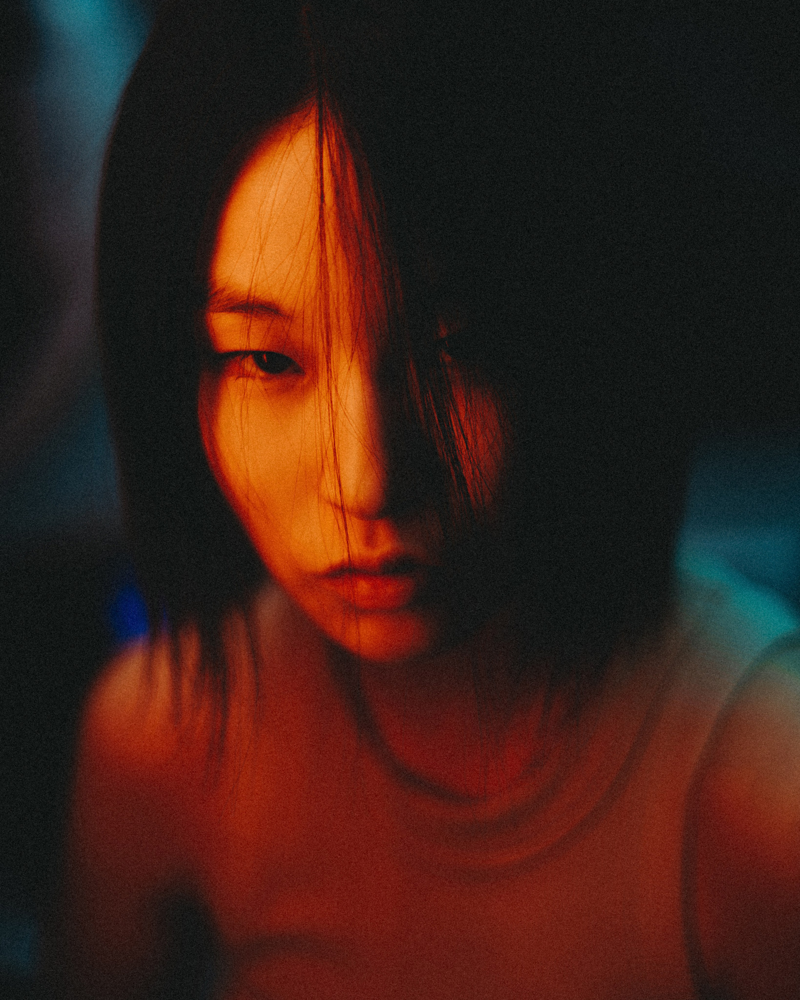 Киношная фотосессия в необычной локации с цветным светом