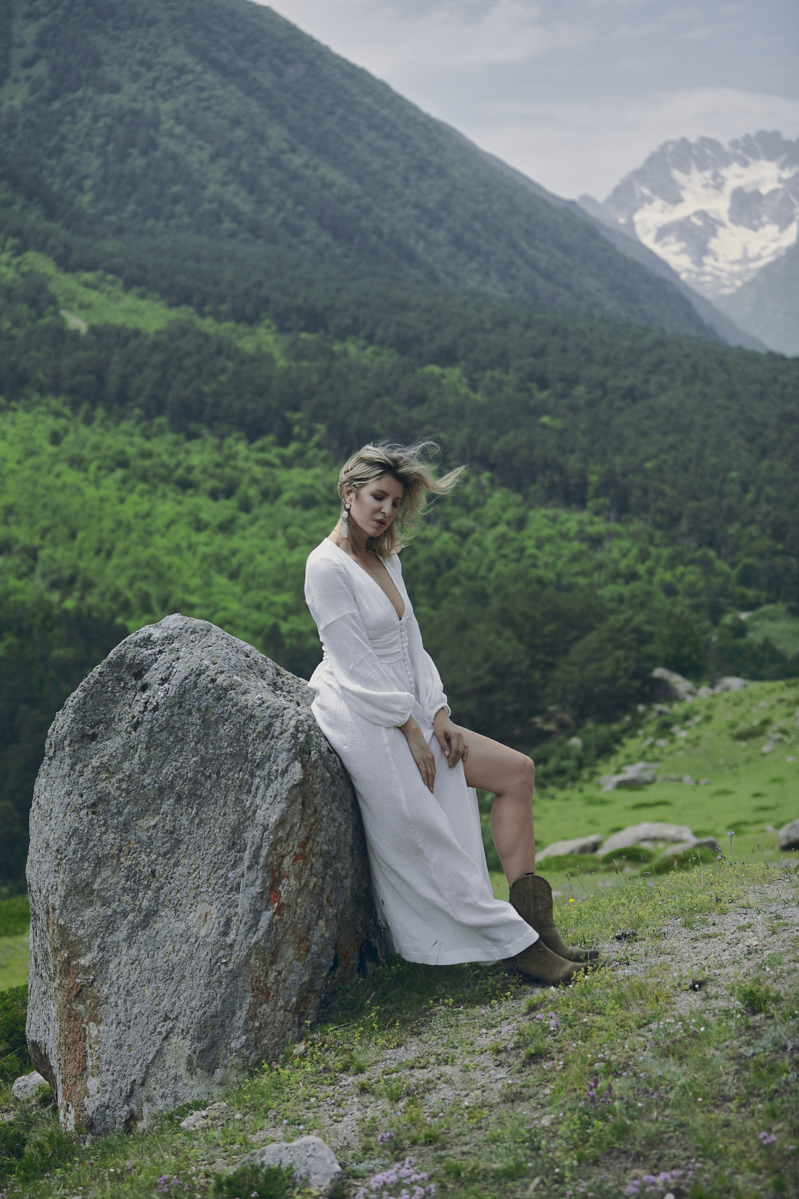 Фотосессия у водопада в Кабардино-Балкарии. Фотограф Продюсер в горах КБР / Москва  Нальчик Горы