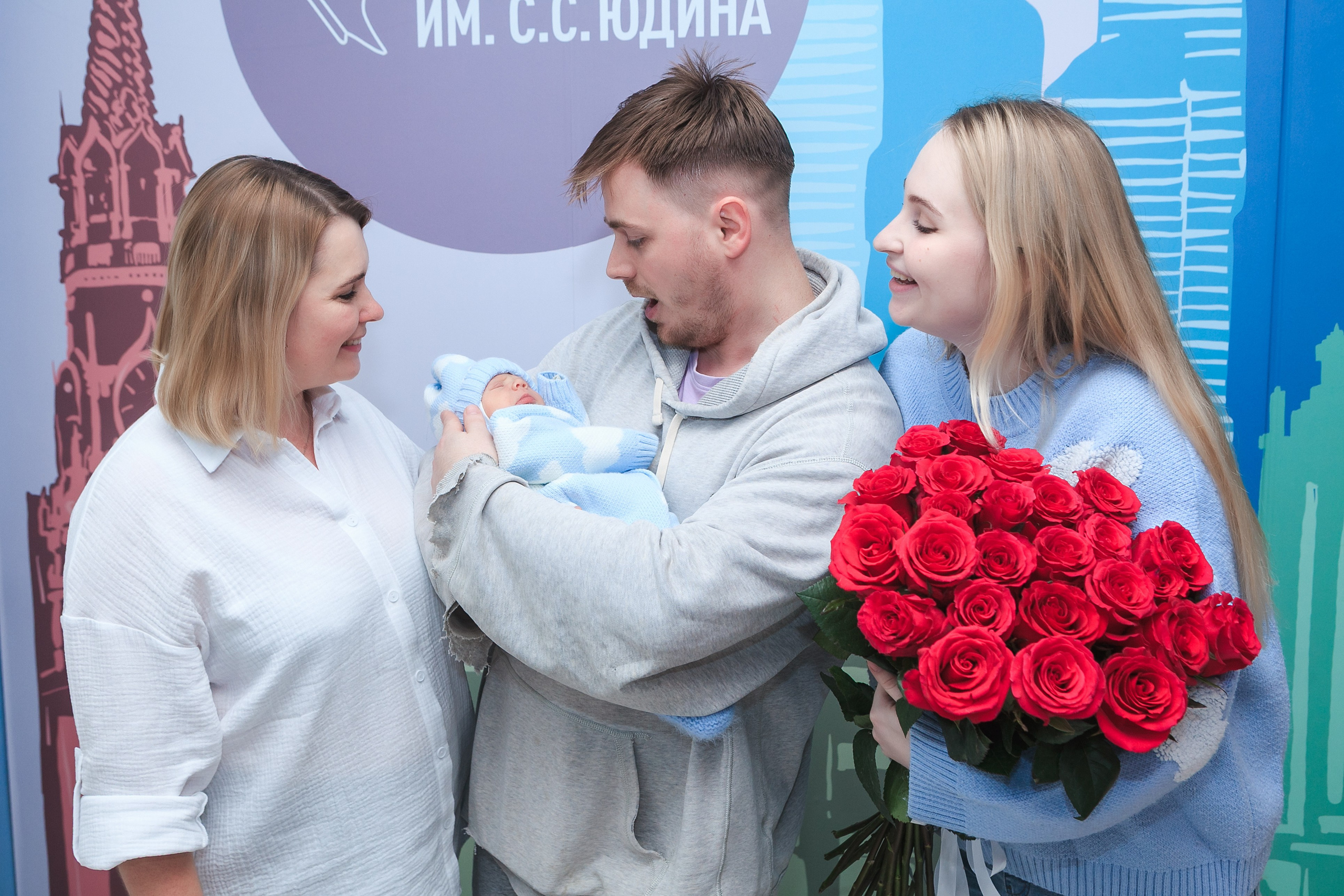 Съемка выписки из роддома 7 ГКБ Юдино Москва. Фотосъемка выписки из роддома в Москве, заказать фотографа на выписку ньюборн съемка в роддоме newborn фотограф в Юдино