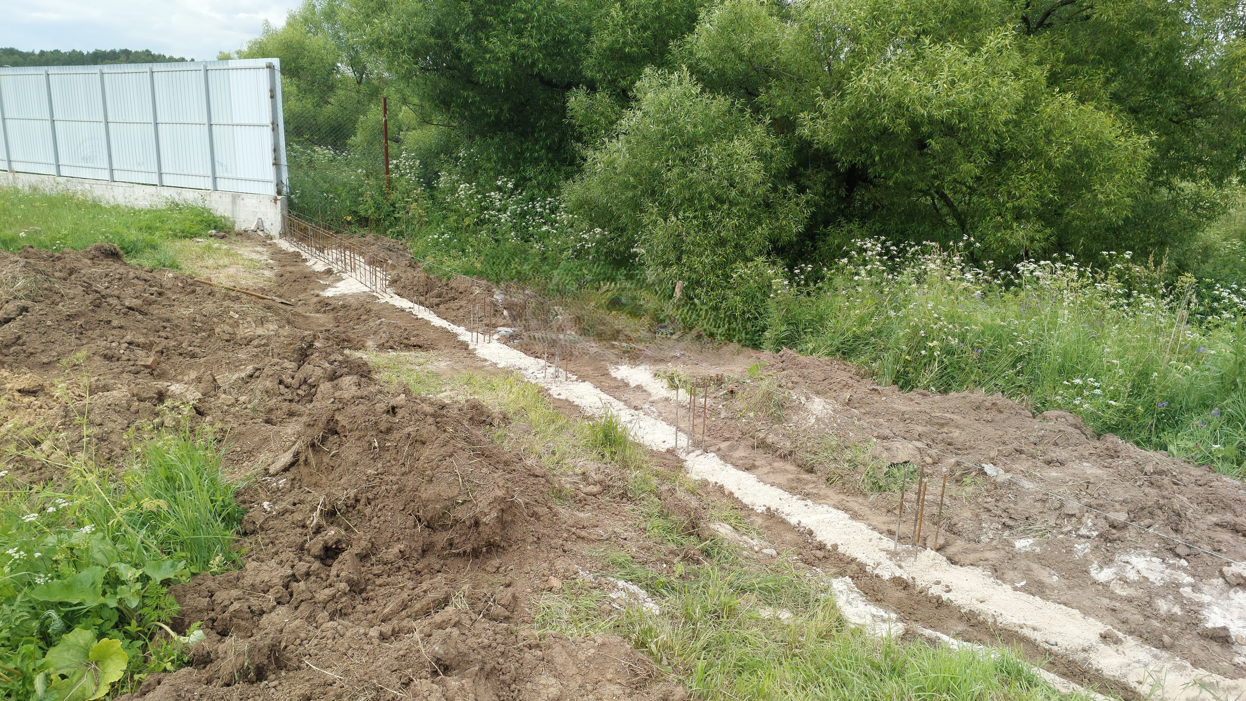 Подготовка опалубки и арматуры для забора 