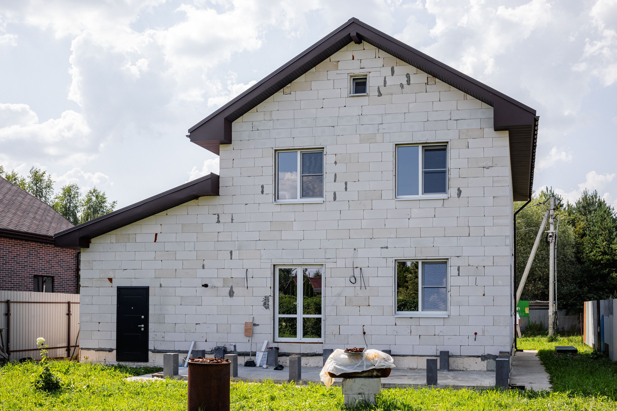 Готовый каркас дома с установленной кровлей и окнами.Чепелево