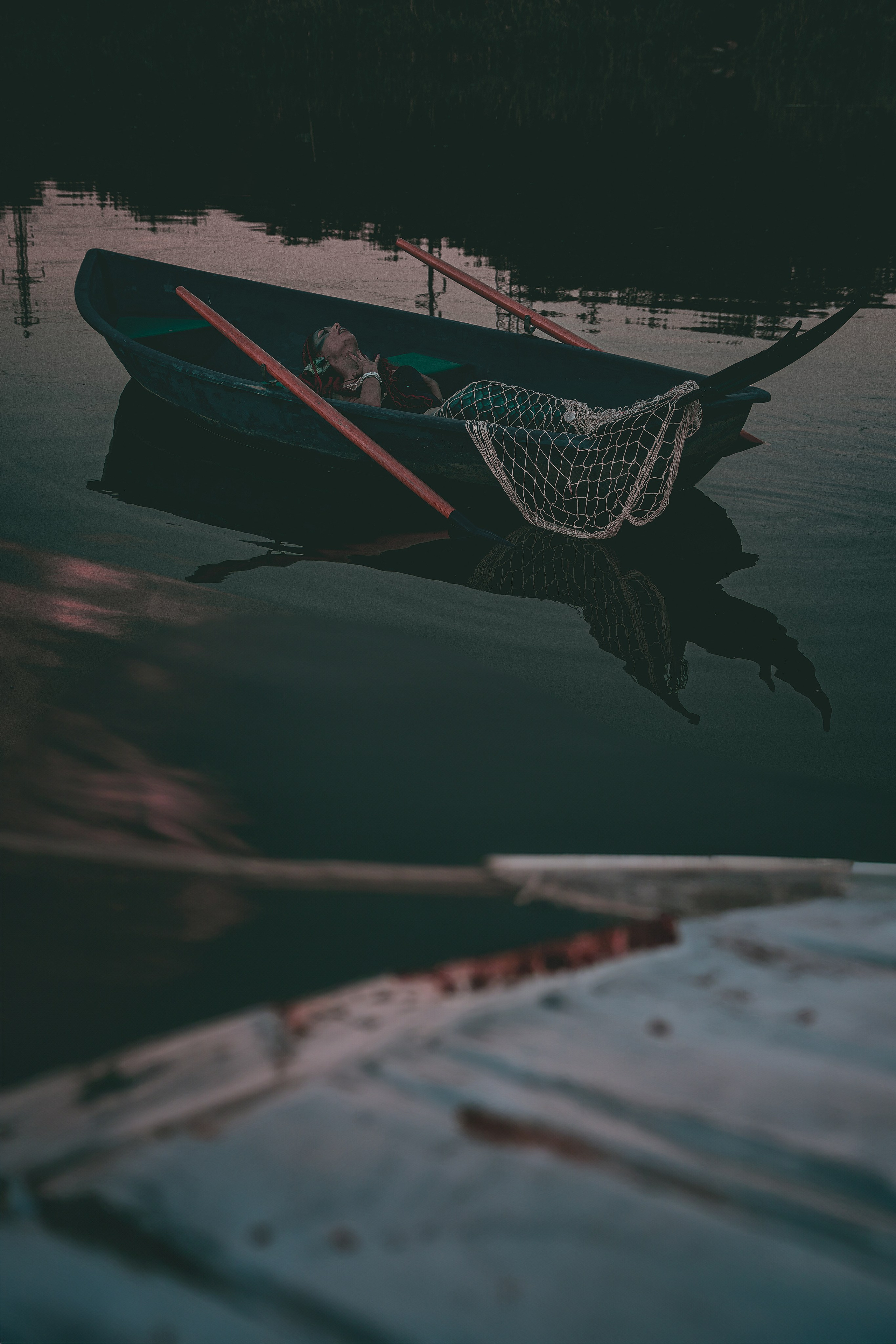 Сказочная съёмка для Валерии в образе тёмной русалки в Ростове-на-Дону. Фотосессия на лодке, тёмная русалка