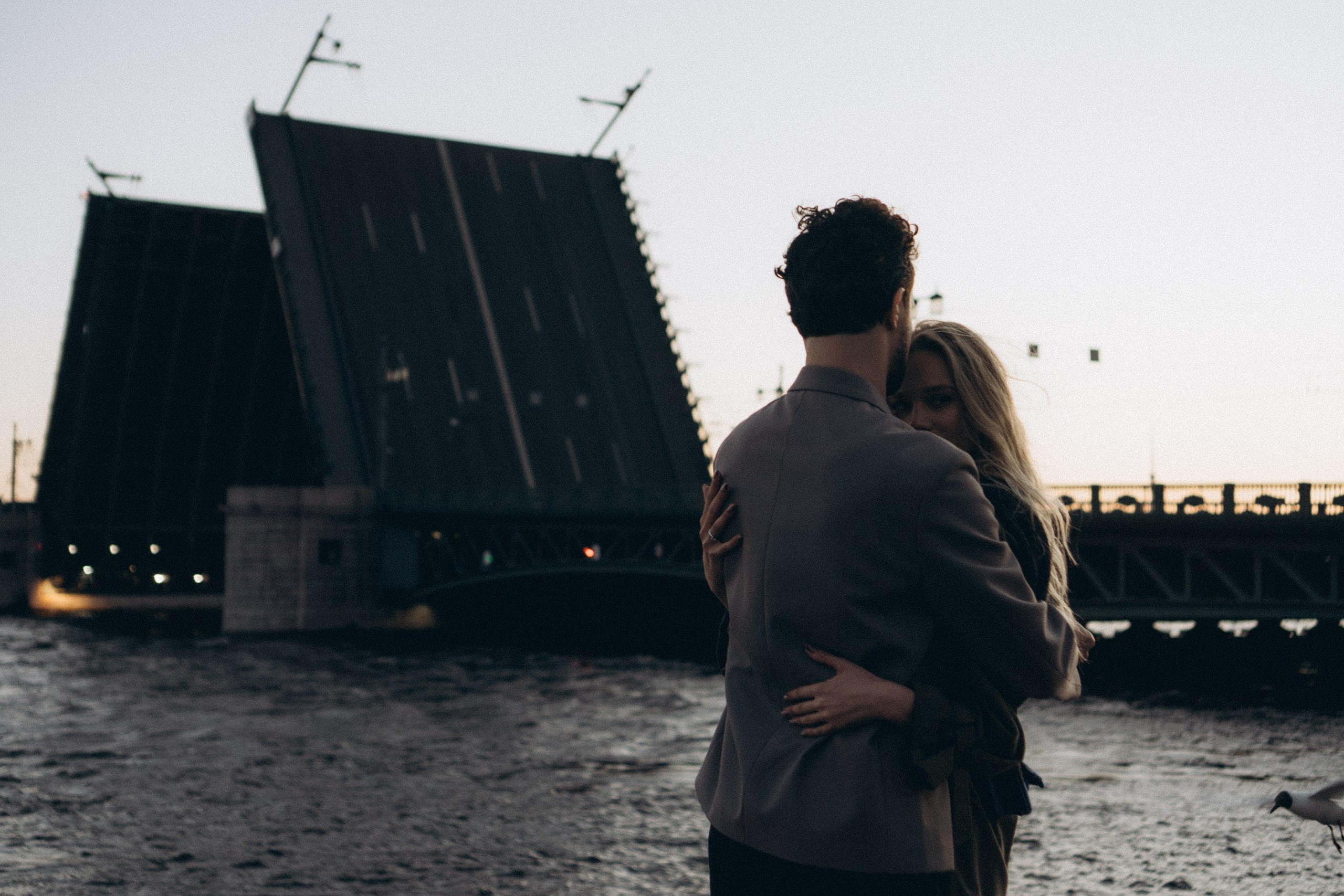 СВАДЕБНАЯ СЬЕМКА ПАРЫ НА РАССВЕТЕ В БЕЛЫЕ НОЧИ И ПРОГУЛКА С РАЗВОДНЫМИ МОСТАМИ И ПИКНИК ВОЗЛЕ ИСАКИЕВСКОГО СОБОРА. Профессиональный фотограф, Санкт-Петербург — Виктория Богомолова