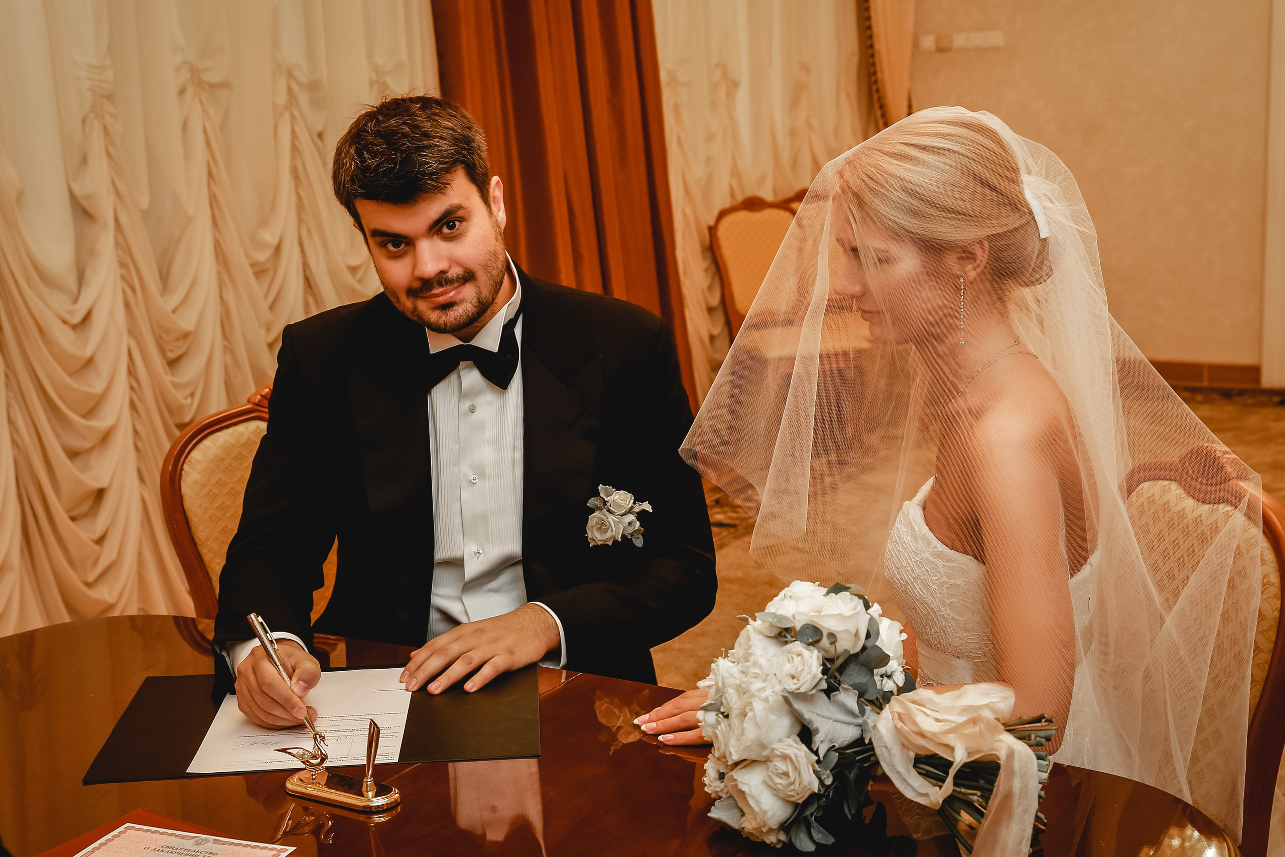 Осенняя свадебная фотосессия Елены и Евгения в сердце Москвы. Фотограф в Москве Владимир Осиченко — портреты, мероприятия, репортажи