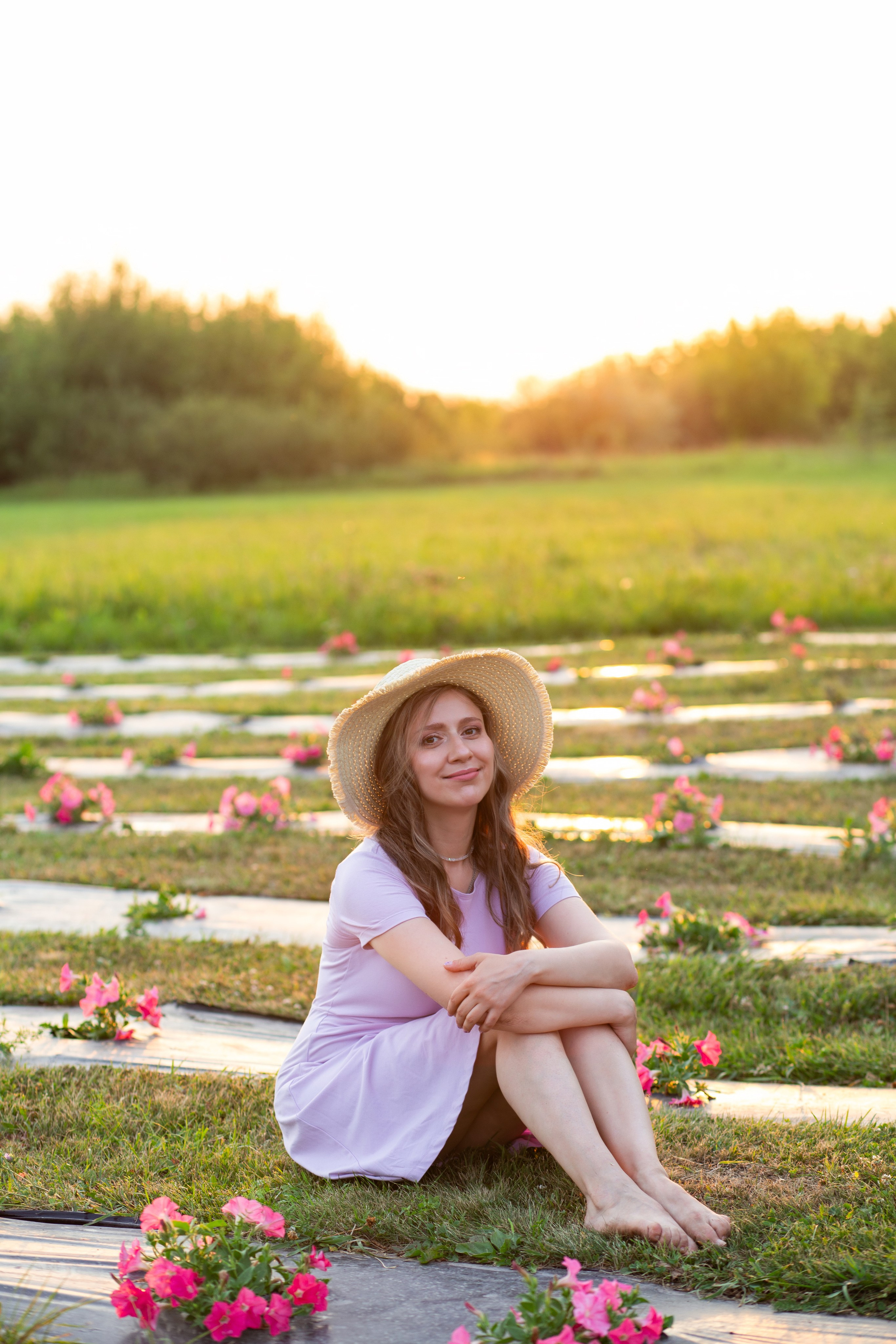 девушка  в шляпке  в поле лаванды