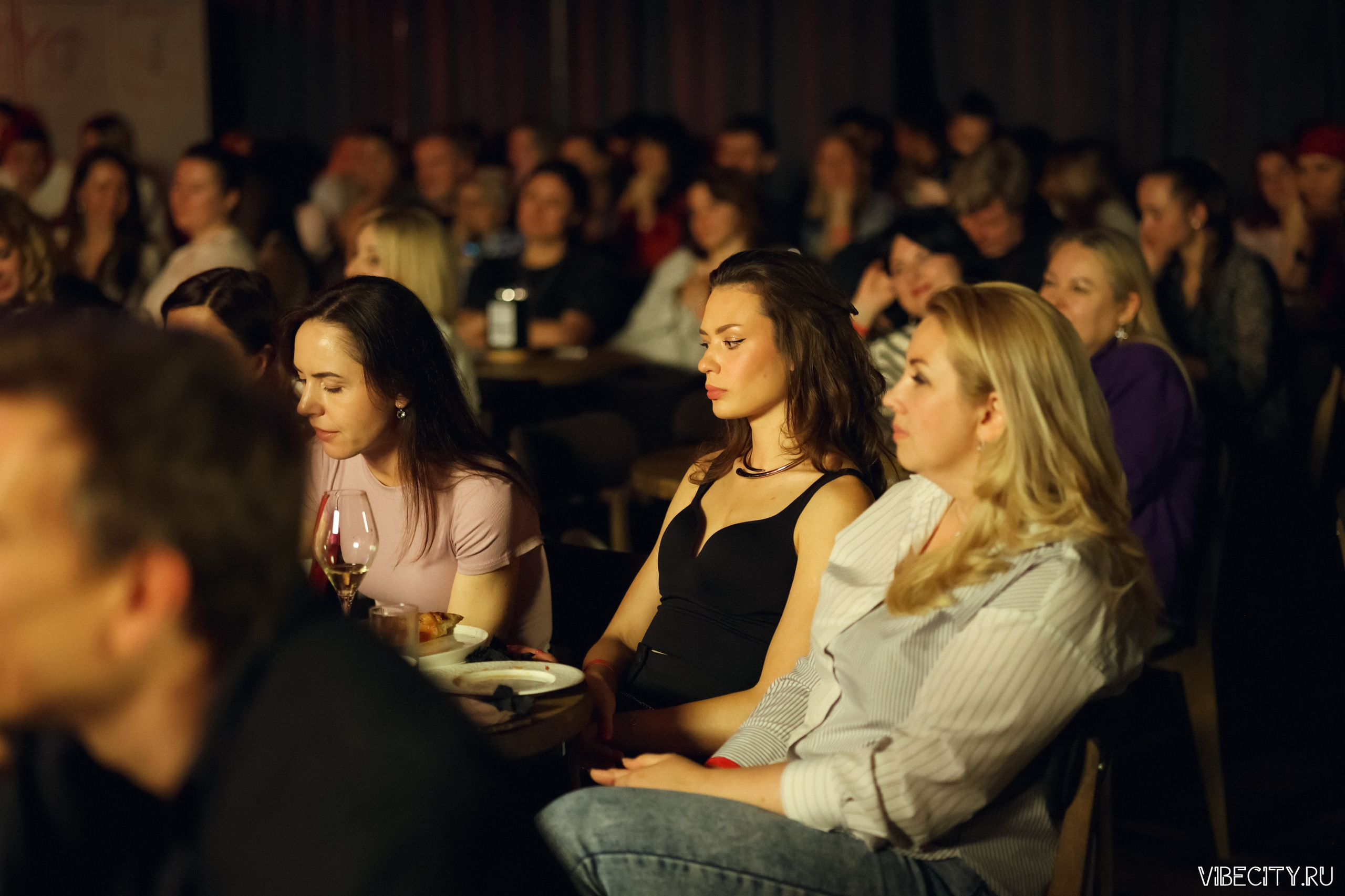 Стендап клуб Локация. VIBECITY.RU Вайб Сити Ру Фоторепортажи Фотоотчеты Калининград