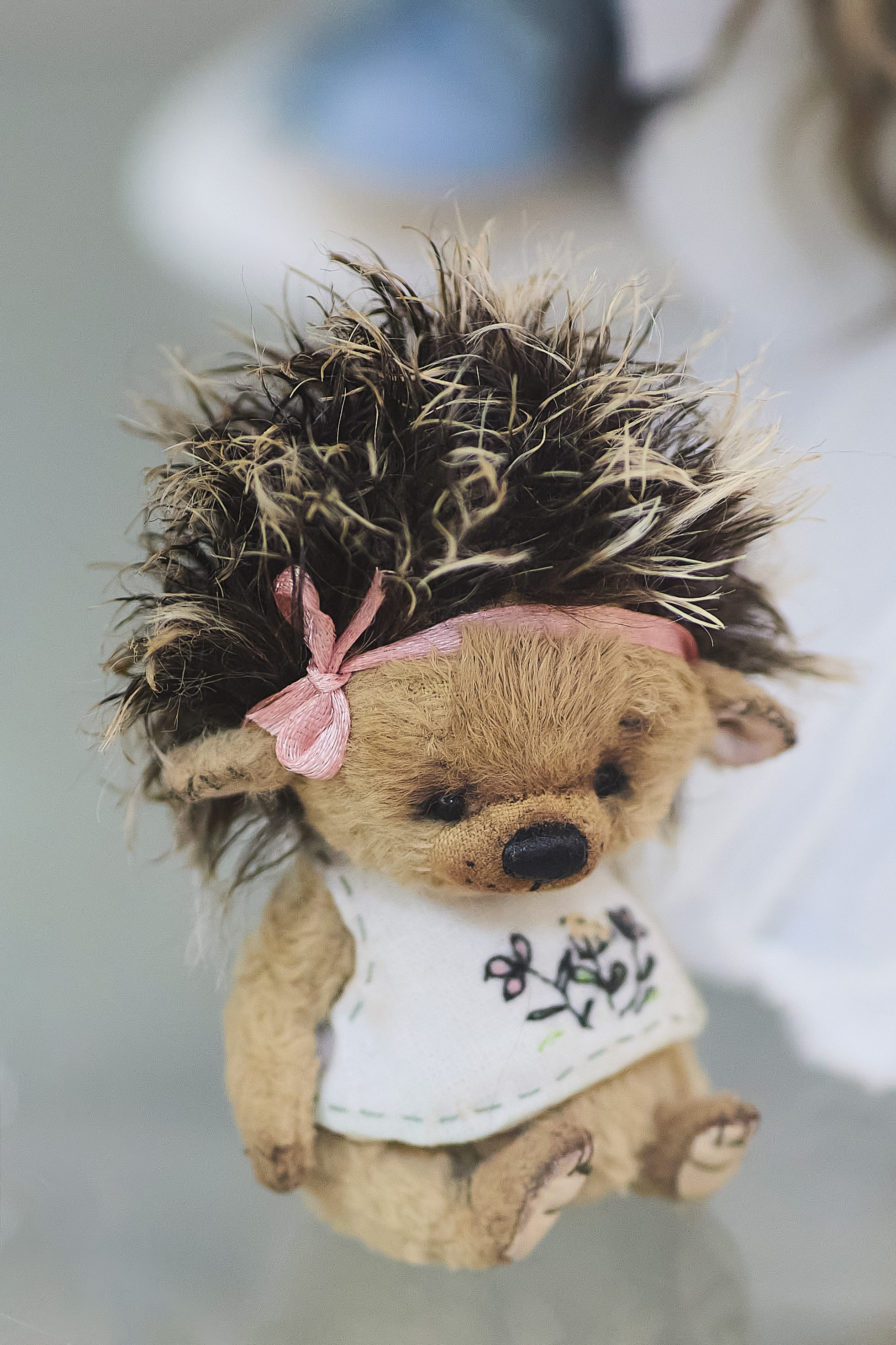 Ёж в белой футболке и розовой лентой на голове - фотография с выставки кукол в картинной галерее «Вернисаж» в Находке