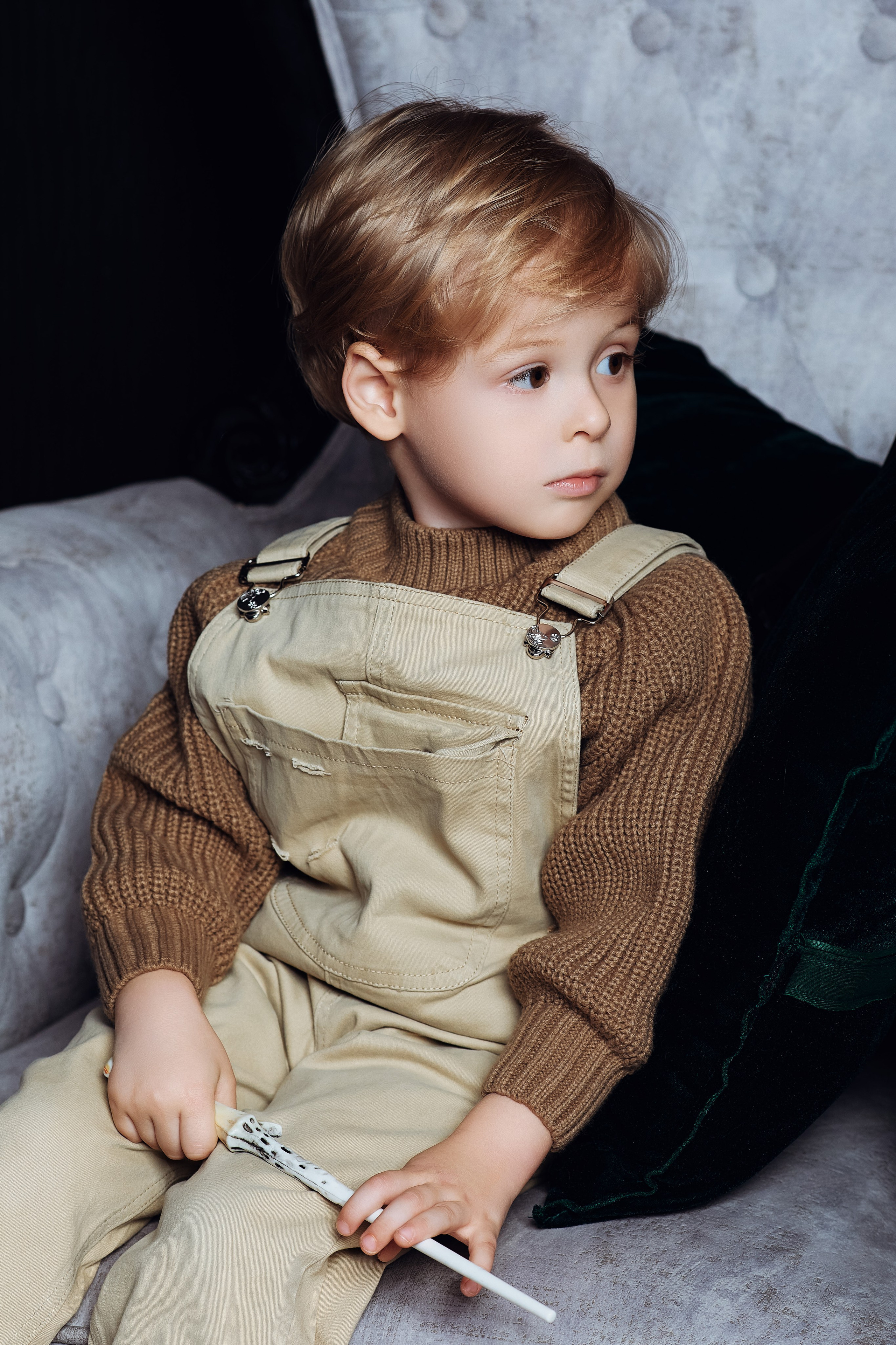 Портретная фотосессия для мальчика в стиле школы чародейства и волшебства (Хогвартса). Локация - фотостудия Lightroom, Находка.