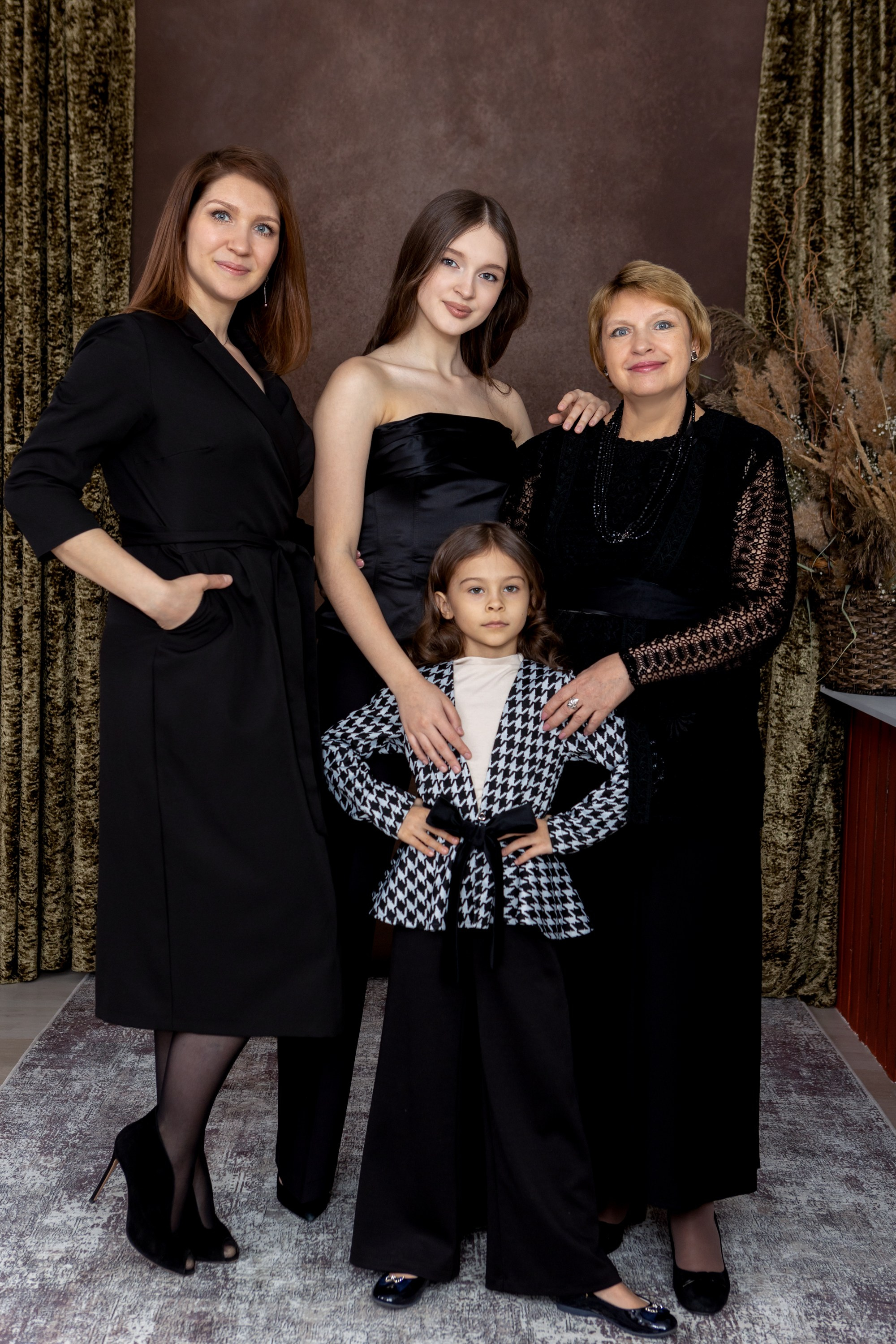 Семейная фотосессия в студии. Фотограф в Оренбурге. Профессиональный фотограф