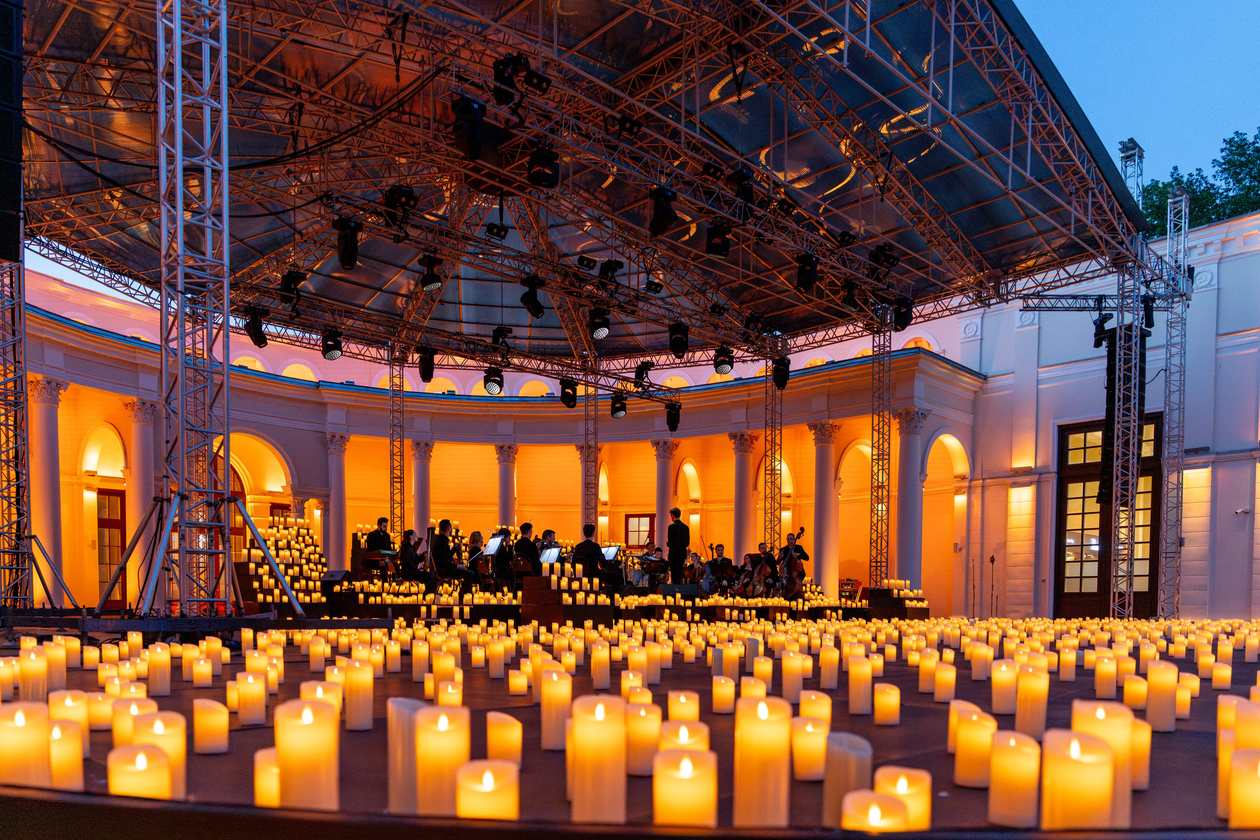 Симфонический оркестр Lumisfera при свечах. Фотограф Никита Комаров