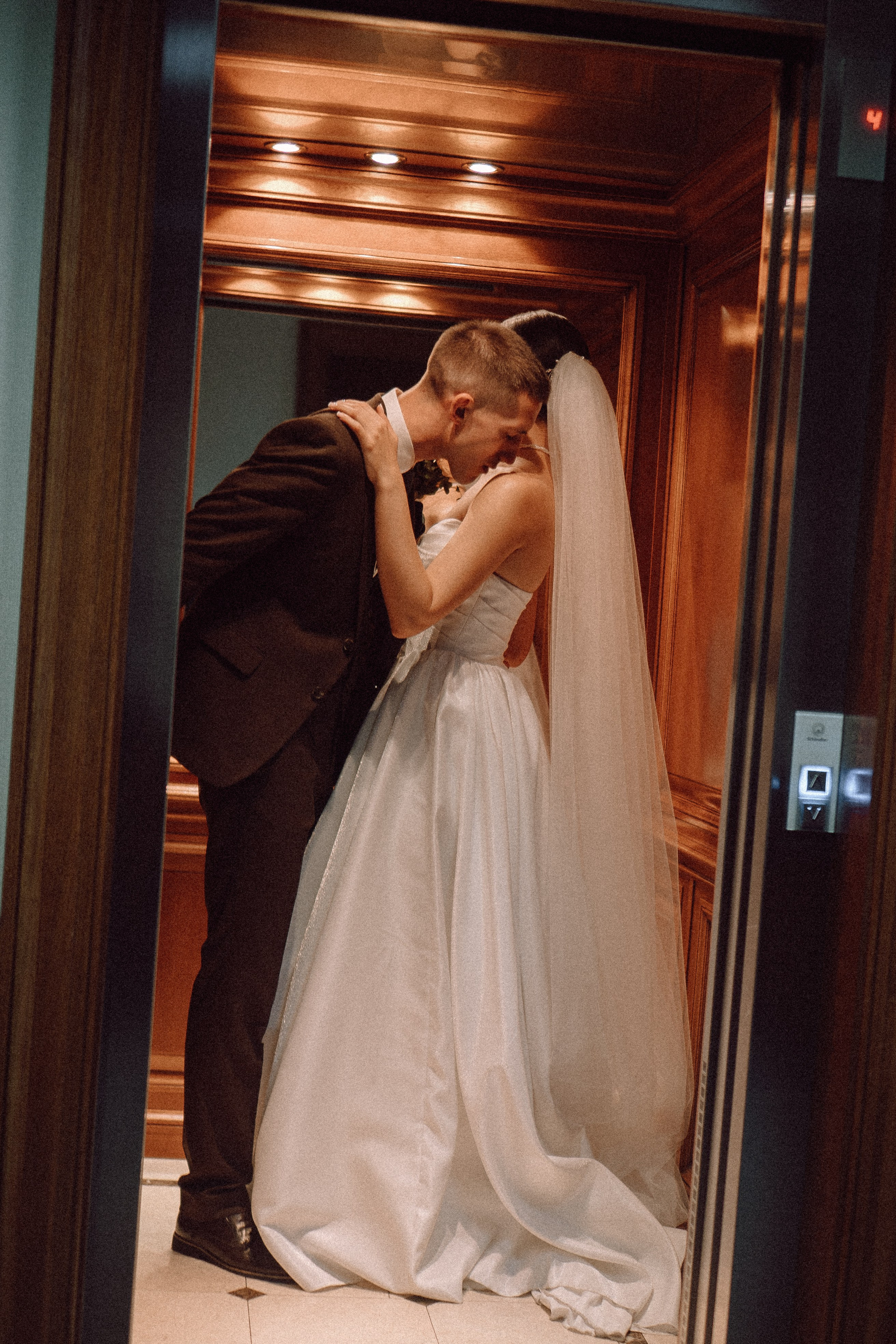 СВАДЕБНАЯ ПРОГУЛКА В САНТК-ПЕТЕРБУРГЕ (ИСАКИЕВСКИЙ СОБОР, ЗИМНЯЯ КАНАВКА, ЭРМИТАЖ И БОЛЬШАЯ МОРСКАЯ УЛИЦА). Профессиональный фотограф, Санкт-Петербург — Виктория Богомолова