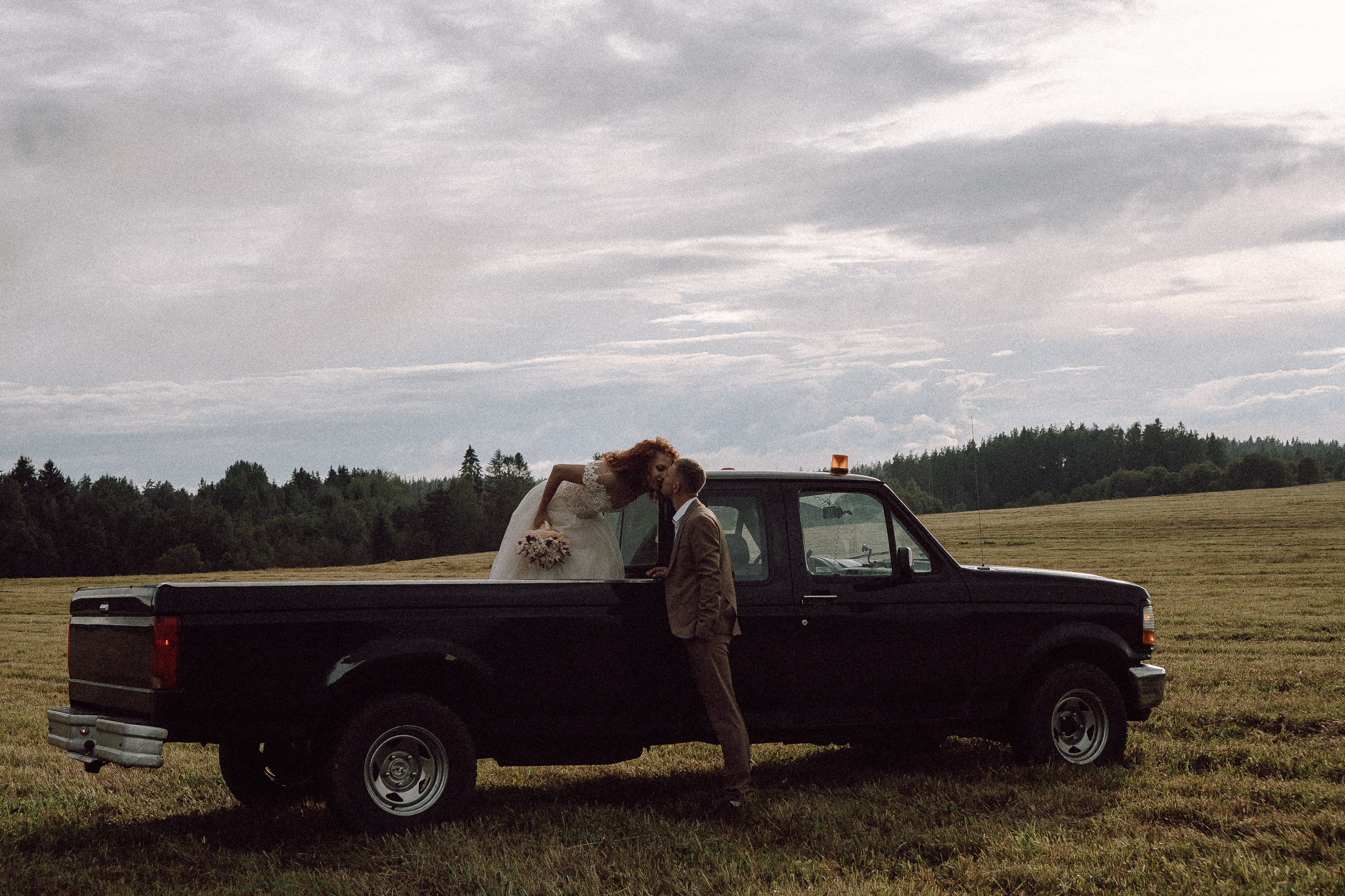 СВАДЕБНАЯ ФОТОСЕССИИЯ ПАРЫ В ГОРОДЕ ПРИОЗЕРСК В СОСНОВОМ ЛЕСУ И С ПИКАПОМ. Профессиональный фотограф, Санкт-Петербург — Виктория Богомолова