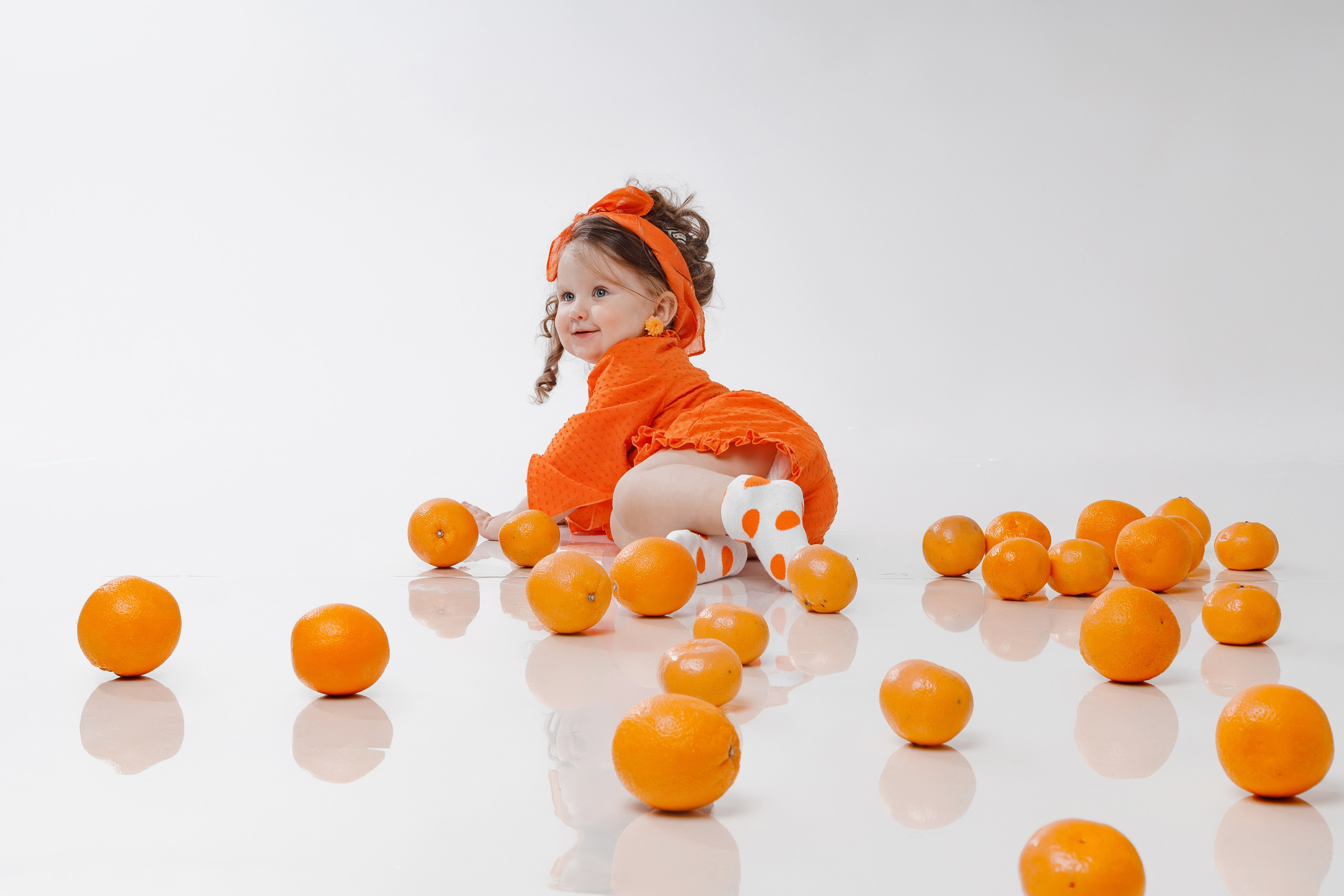Детская фотосессия с мандаринами в студии в Сочи. Детский студийный фотограф Сочи
