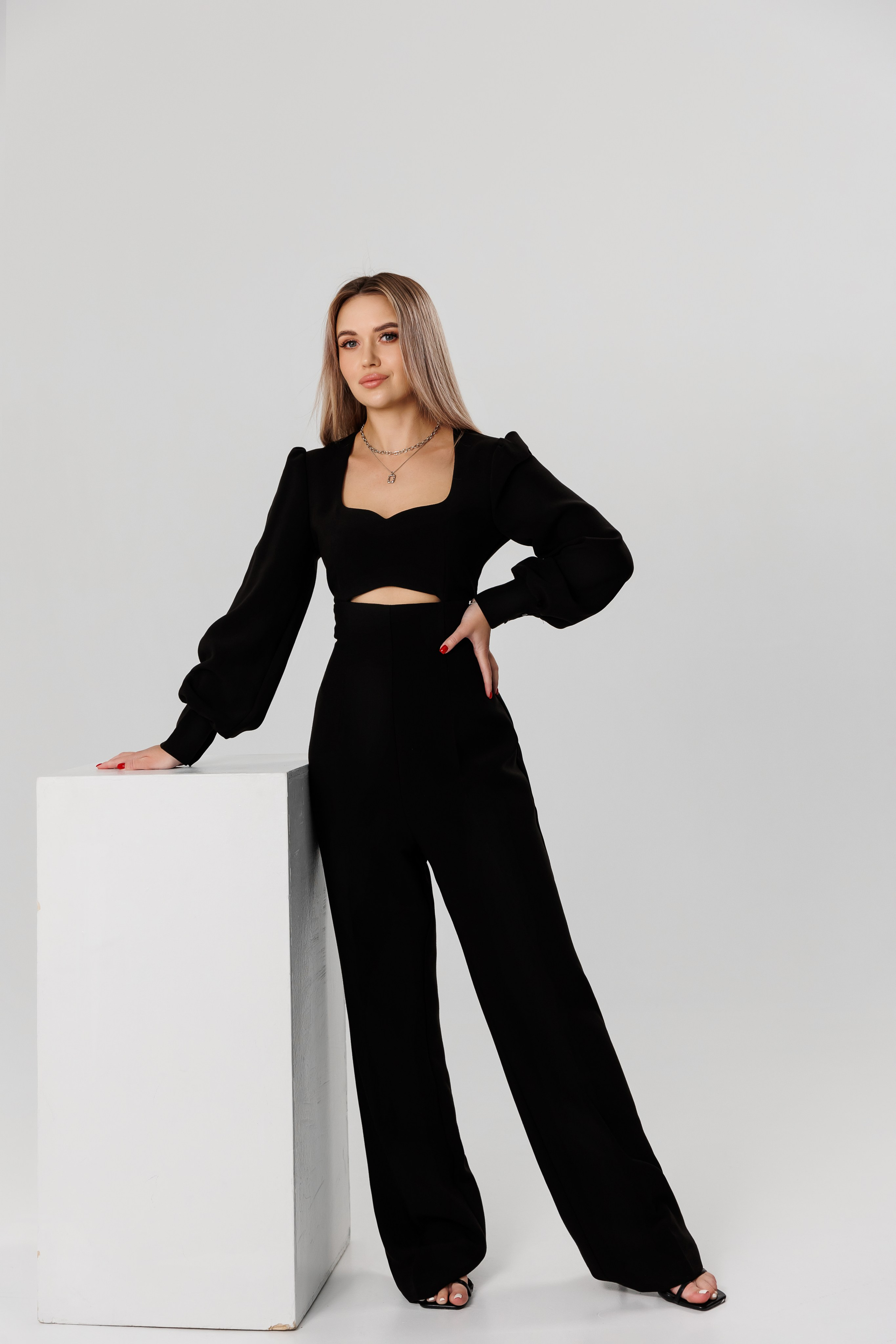 Комбинезон с длинными рукавами  . Размер 44 , на рост до 170 см .