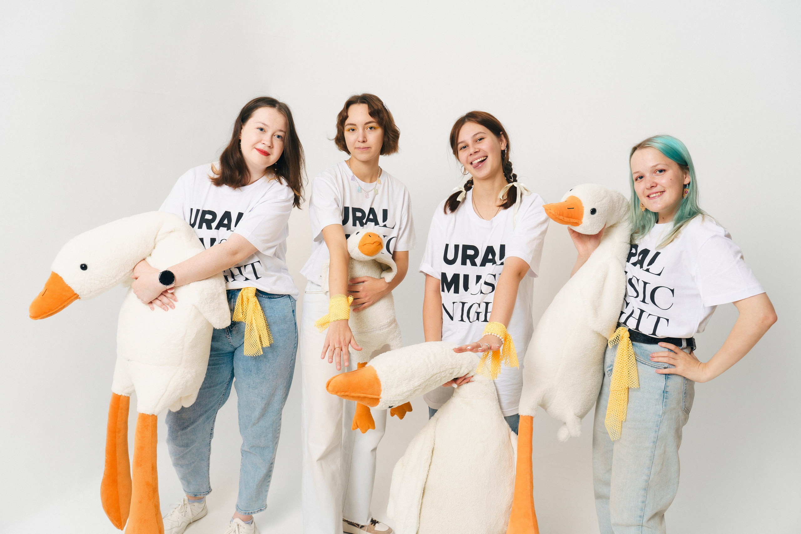 Групповая фотосессия команды в студии на белом фоне