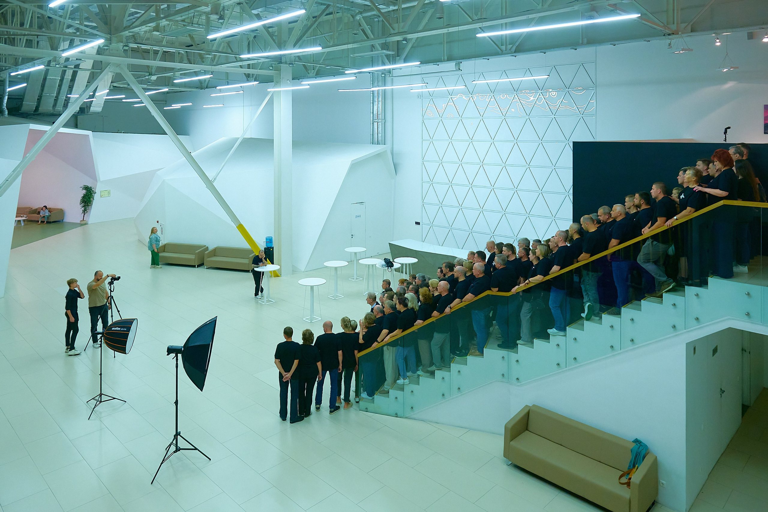 Групповые фотографии на производстве и в организации.