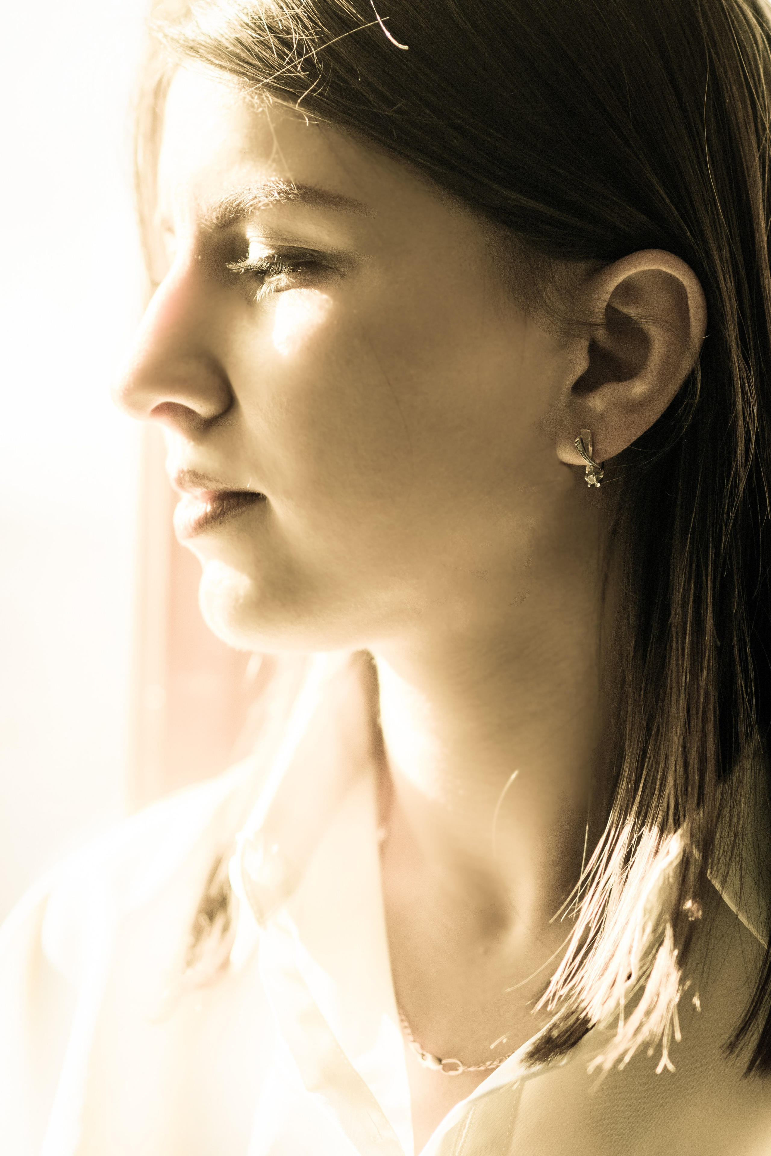 Портет девушки, черно-белое фото