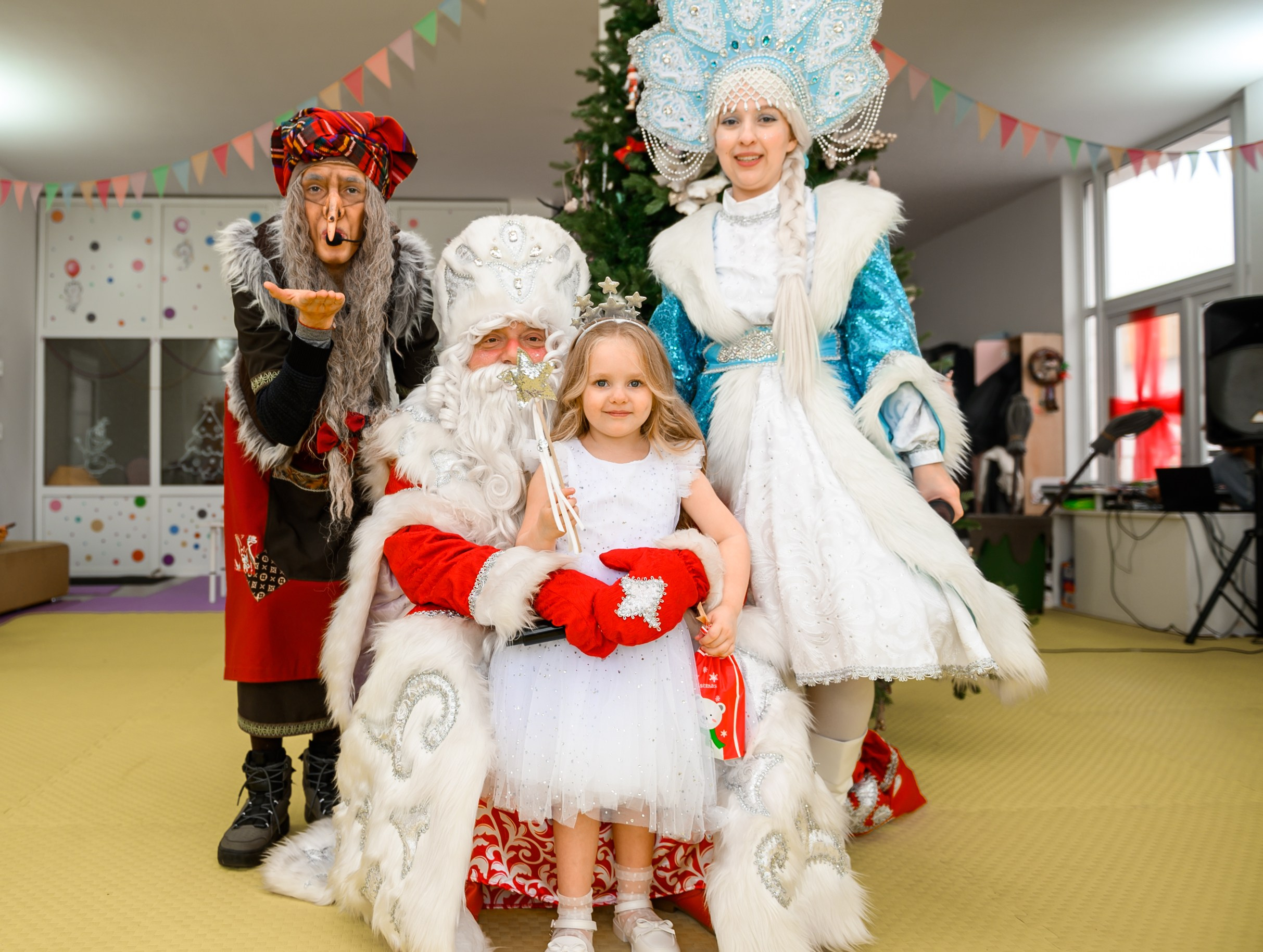 Елка 2025 в детском саду Мишка клуб. Свадебный и семейный фотограф София Невская